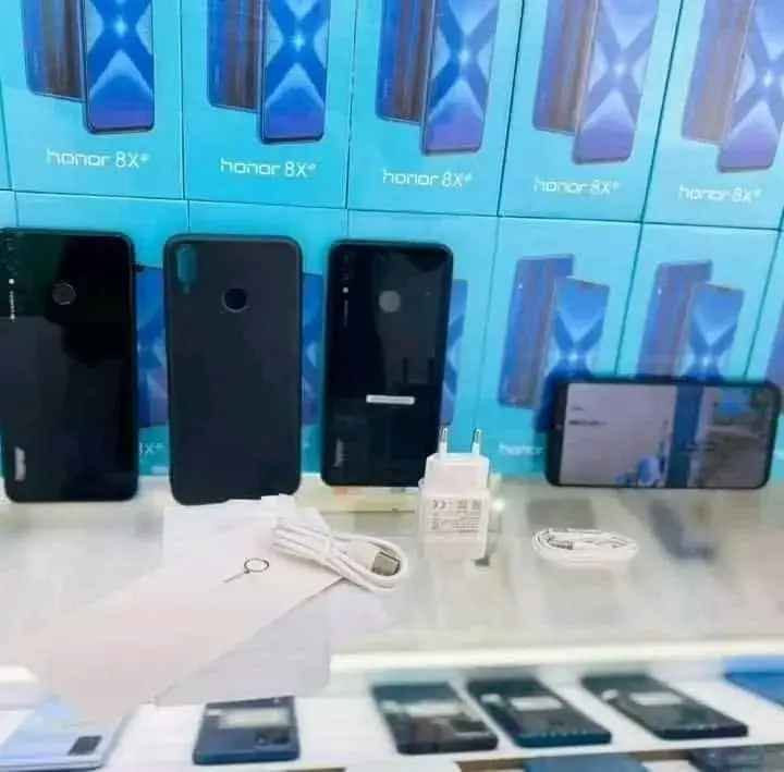 الجهاز راقي القوي يحمل كل تطبيقات والالعاب 
هونر 8x 
بذاكره 128 رام 6 بطاريه 4000 ملي امبير 
يحمل كل تطبيقات والالعاب 
اليوتيوب والفيس وبرامج التواصل الاجتماعي والالعاب من ضمنها بوبجي 
السعر  100 الف دينار 
يوجد توصيل كافه محافظات 
الفحص قبل الاستلام والضمان حقيفي موجود
العنوان 
بغداد زيونه الربيعي مقابل مول دريم ستي 
***********
***********
اغتذر اذا اتاخرت بالرد المراسله عن طريق الواتساب او الاتصال بالارقام المذكوره ... وشكرا بغداد, العراق
