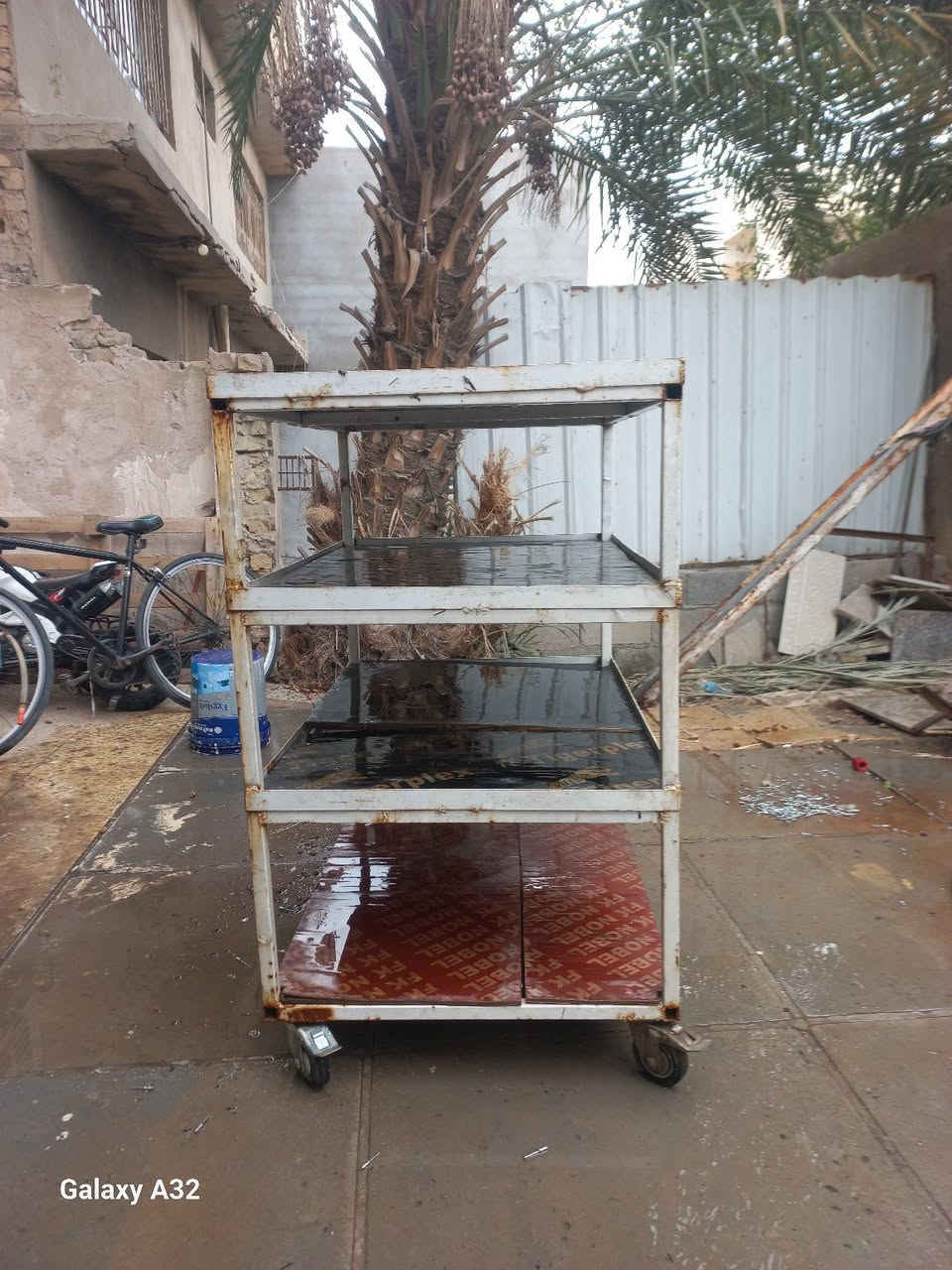 السلام عليكم 
ميز متحرك 
٨٠ ×١٠٠
اربع خانات 
حديد ثقيل 
تايرات اصليه ثقيله 
كامل ٧٥٠٠٠ 
مكان البياع بغداد 
***********
بس صبغ يرادله
