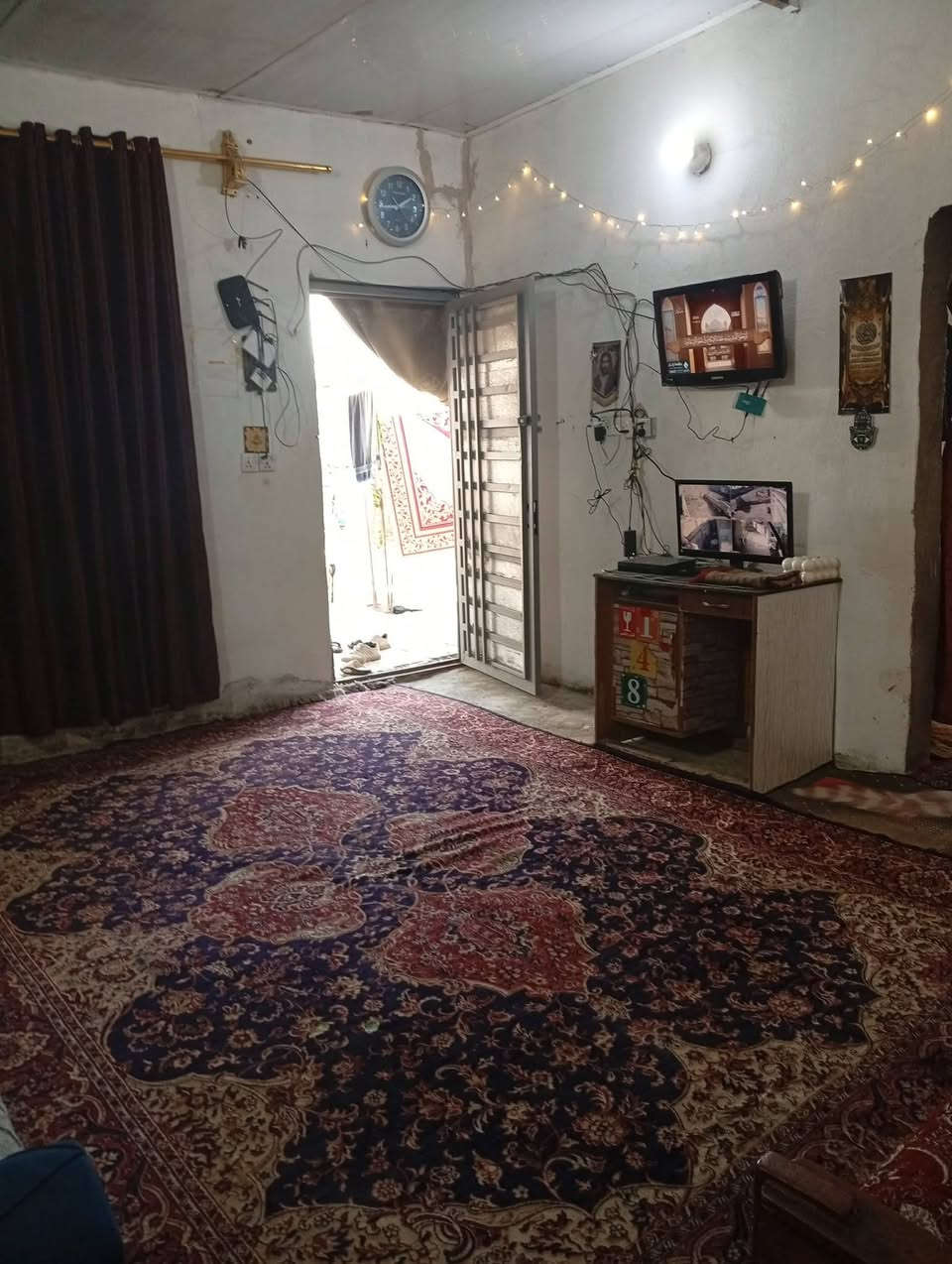 سلام عليكم بيت البيع تجاوز بغداد الزعفرانية سعيده المقلع بيت نضيف بي غرفتين وصاله ومطبخ وحمام وكراج وحديقه سكف سندويج سعر ١٥ بي مجال ***********
