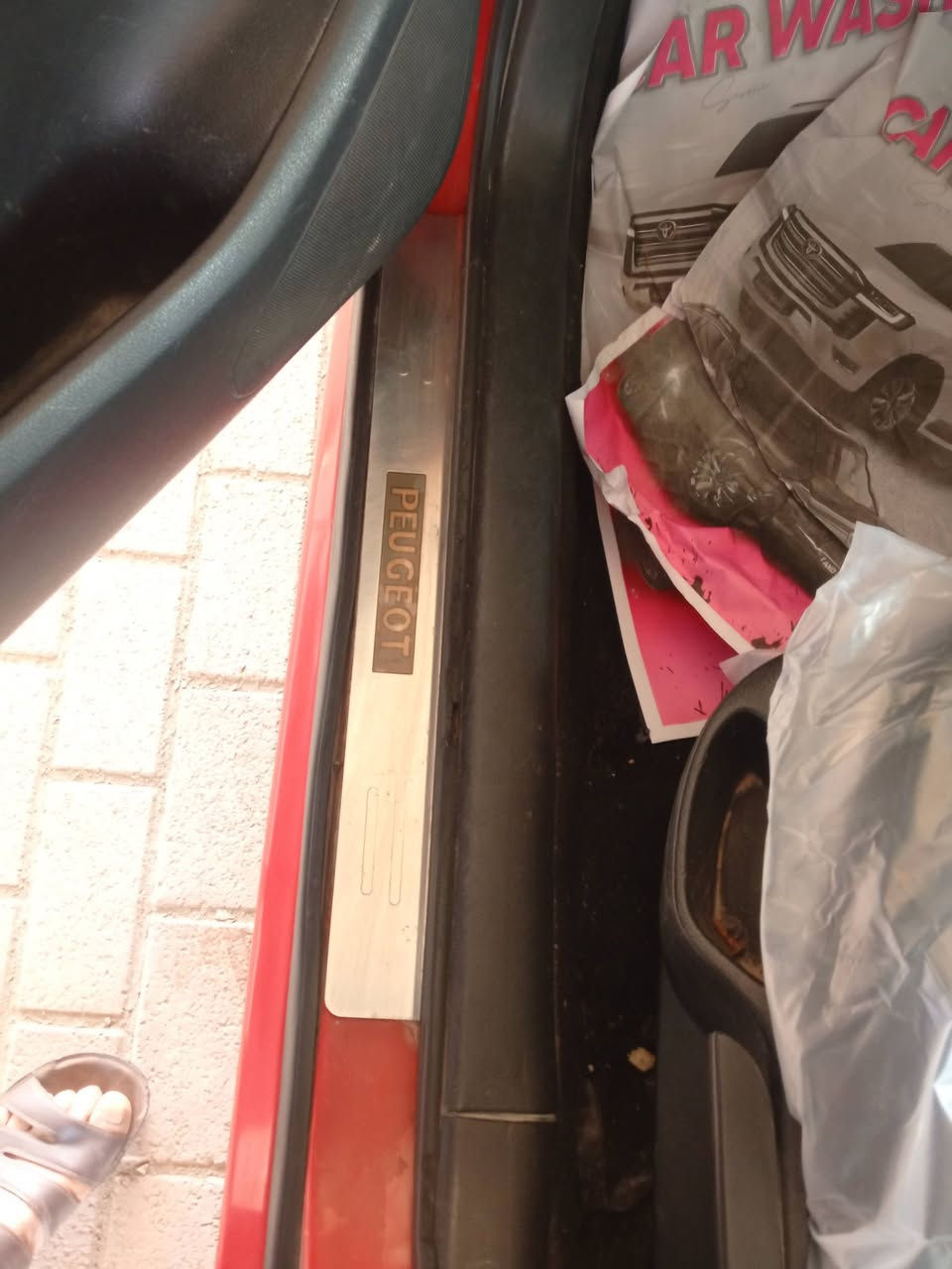 السلام عليكم بيجو 2006 مكينه 2000 مكفولة من الظربه والصبغ فقط مكانات اثر جراد كير  مكينه صدر تخم تاير كهربائيات دواخل بلاد تبريد ثلج ثلاجه شغاله السعر 60 بيه مجال حك الجيه ***********
