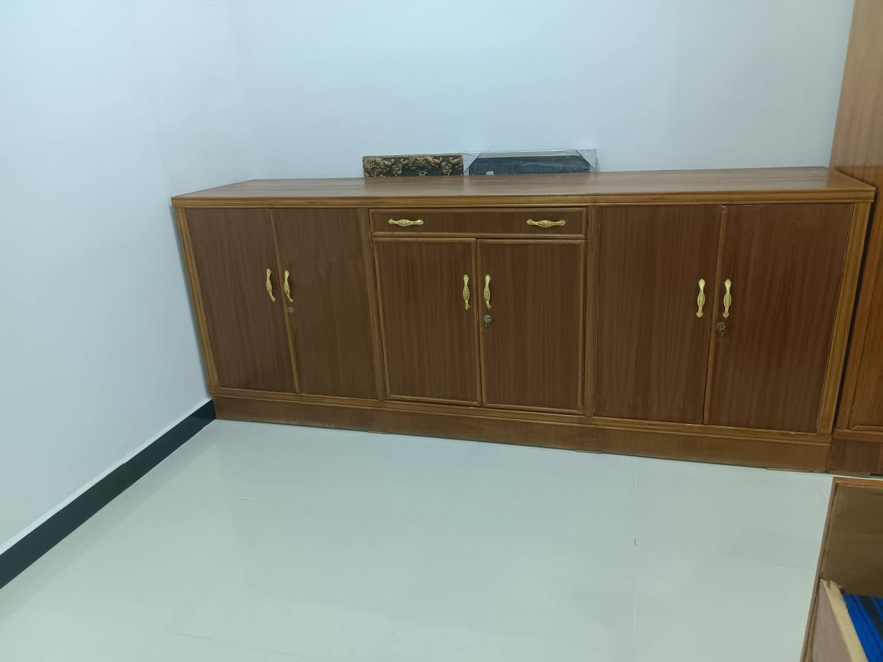 سلام عليكم اخوان بوفيه تزكام اصليه 3 امتار سعرها 250 وبيها مجال للشراي وجربايه تزكام بيها نقص مرايه صغيره بس سعرها 125 وبيها مجال العنوان كوت الكوت الجديده  ***********
