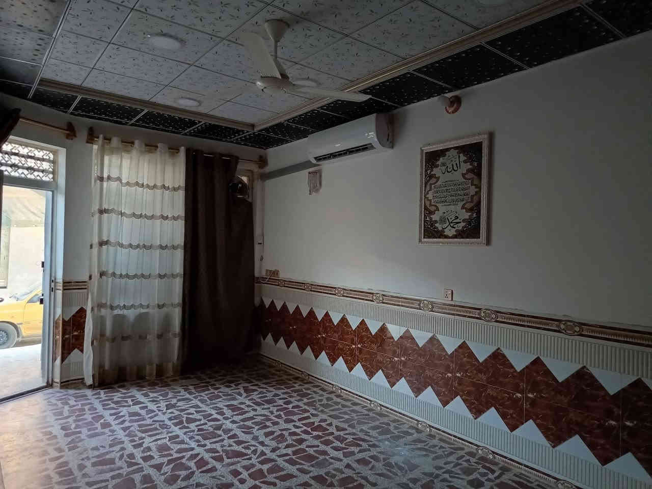 السلام عليكم بيت للبيع في السلاميات 100م طابقين يحتوي على ثلاث غرف نوم واستقبال ومطبخ وحمام فوك وحمام جوه  والبيت امئجره حالين رقم القطعه 286 لاستفسار أكثر الاتصال او واتساب على الرقم ***********
