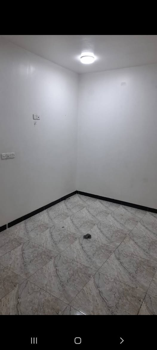 تحية طيبة 
للايجار بيت ٦٦ متر  طابق ثالث بناء حديث معزول تماما يحتوي على 
سخان ماء 
ماطور ماء 
تانكي ماء معزول 
جرس كهربائي
استقبال
صالة مفتوحة على المطبخ
مطبخ 
غرفة نوم 
حمام غربي 
بالكون
ترك
يوجد عازل حراري بالسقف
الموقع الدورة الميكانك قبل الساعاتي بفرع شارع مدرسة تطوان 
الشارع عريض جدا ٢٥ متر
الايجار ٣٠٠ الف قفل
التعامل مع صاحب الدار مباشرة 
***********
