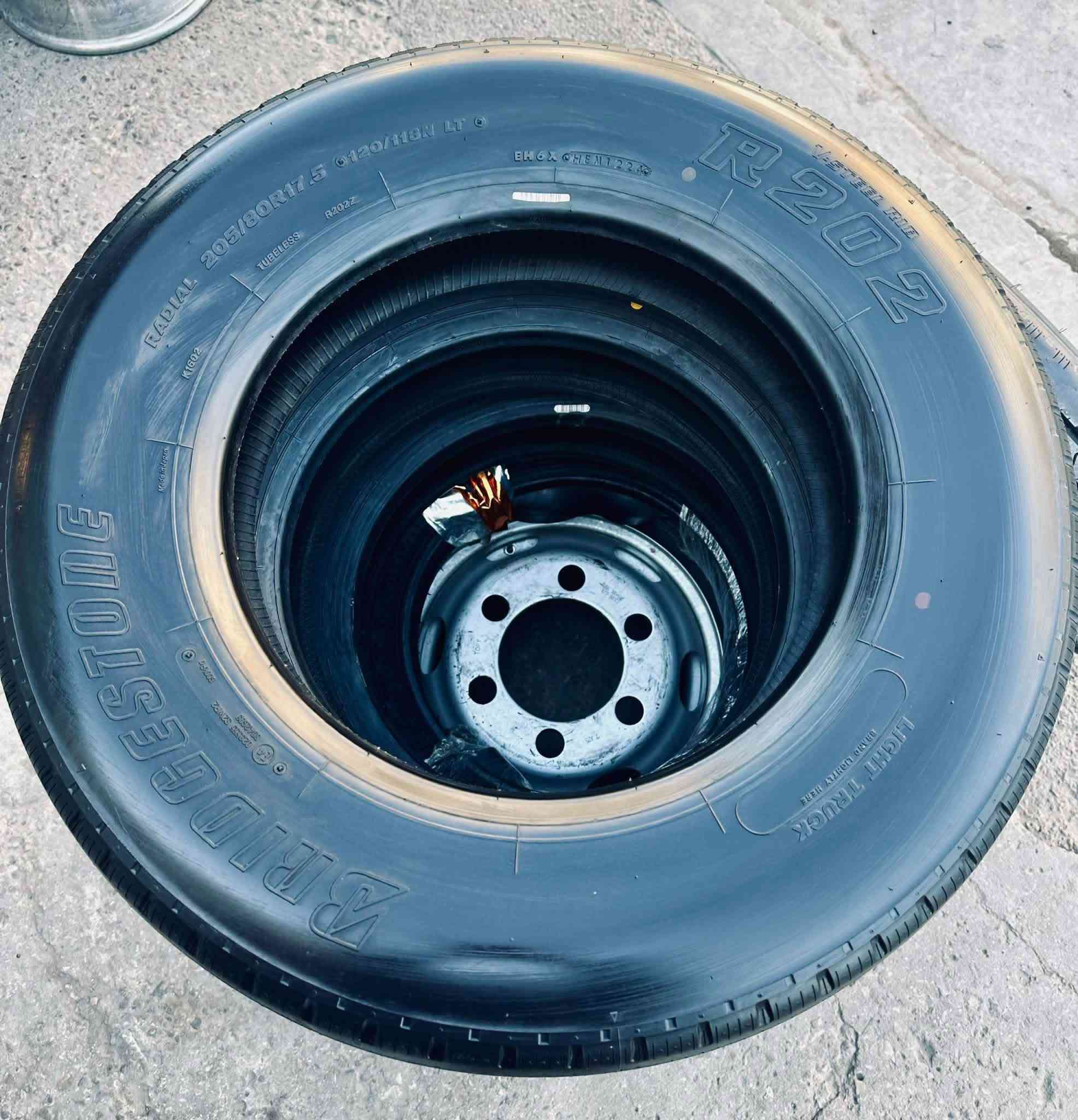 محبوب الكوسترات ماركة (برجستوون )
تاير برجستون قياس ٢٠٥/٨٠/١٧.٥

انتاج ٢٠٢٥ 

جديد غير مستخدم 

املس من الجوانب والنقشة 

مكاني بغداد مجمع المشن كرادة خارج طريق معسكر رشيد 

محلات سالم مجهول 

محمد سالم

***********
