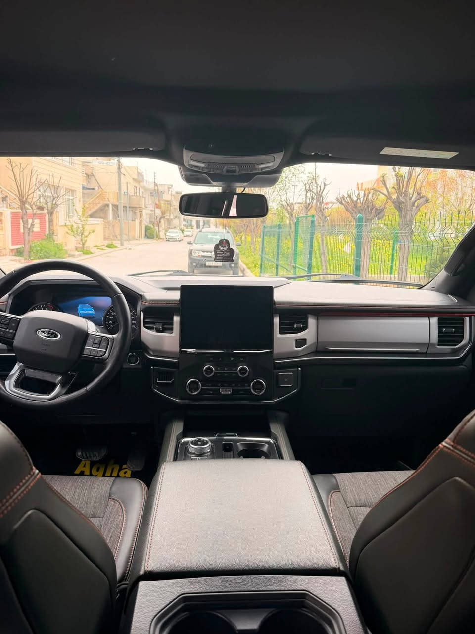 تعتبر فئة تيمبرلاين (Timberline) هي النسخة المخصصة للطرق الوعرة (Off-Road) من فورد إكسبدشن، وتتميز بمزيج بين القوة الهائلة للمحرك والجهوزية العالية للتضاريس الصعبة.
خليجيه وكالة القاصد تحت الضمان
فورد اكسبديشن ٢٠٢٣ البترة بسعر مغري
ممشى 30 الف  فئة تمبر لاين اوف رود من النسخ النادرة 
​المحرك: 6 سلندر (V6) سعة 3.5 لتر ذو شاحن توربيني مزدوج (EcoBoost)، وهو من فئة High-Output عالية الأداء.
​القوة والعزم: يولد قوة 440 حصان وعزم دوران 705 نيوتن متر (أقوى من الفئات القياسية).
​ناقل الحركة: أوتوماتيكي من 10 سرعات (SelectShift).
​نظام الدفع: دفع رباعي (4WD) مع علبة تحويل بسرعتين (دبل خفيف وثقيل) ونظام تفاضل خلفي إلكتروني محدود الانزلاق (eLSD).
​التجهيزات الخاصة بالطرق الوعرة
​الارتفاع عن الأرض: نظام تعليق مرتفع وخاص بالطرق الوعرة يمنح السيارة خلوصاً أرضياً مميزاً (حوالي 10.6 إنش).
​الإطارات والعجلات: جنوط ألمنيوم قياس 18 إنش بلون أسود داكن (Ebony Black)، مجهزة بإطارات "جودير رانجلر" مقاس 33 إنش مخصصة لجميع التضاريس.
​الحماية السفلية: ألواح حماية سفلية (Skid Plates) متينة مستوحاة من فورد رابتر لحماية المحرك وأجزاء السيارة السفلى. فولاذ
​الأنظمة المساعدة: نظام إدارة التضاريس بـ 7 وضعيات قيادة، ونظام Trail Turn Assist للمساعدة في الالتفاف الضيق بالبر.
​التصميم الخارجي والداخلي
​اللمسات الخارجية: تتميز بشبك أمامي أسود فريد، وهوك سحب بلون برتقالي مميز (Active Orange)، مع إضاءة LED كاملة.
​المقصورة: تتسع لـ 7 أو 8 ركاب، وتأتي بمقاعد جلدية (أو مخمل فاخر مخصص) مع تطريزات باللون البرتقالي.

​التبريد (مهم للخليجي): مكيف هواء أوتوماتيكي ثلاثي المناطق عالي الكفاءة يغطي الصفوف الثلاثة، بالإضافة إلى توفر ثلاجة وسيطة في الكونسول الوسطي.

​التقنيات والأمان
​الشاشات: شاشة ترفيه وسطية ضخمة تعمل باللمس قياس 12 إنش (أو 15.5 إنش في الفئات الأعلى الفاخرة) بنظام SYNC 4، مع شاشة عدادات رقمية بالكامل.
​النظام الصوتي: نظام فاخر من Bang & Olufsen (B&O).

​السلامة: نظام كشف النقاط العمياء مع دعم المقطورة، رادار ومثبت سرعة متكيف، كاميرات محيطية 360 درجة، ونظام المحافظة على المسار.
تعتبر فئة تيمبرلاين (Timberline) هي النسخة المخصصة للطرق الوعرة (Off-Road) من فورد إكسبدشن، وتتميز بمزيج بين القوة الهائلة للمحرك والجهوزية العالية للتضاريس الصعبة.

بصمه وتشغيل عن بعد 
كشنات ميموري
١٢ منفذ شحن ٨ راكب 
شاحن واير ليس
فريز وسطي
جام مضلل ‎%‎80 
اوتو ستار اوتو بريك اوتو هولد دفلوك
‎ملاحضة مهمه السيارة من الدعامية للدعامية كفالة
اذا طلع غير كلام اخسر روحتك وجيتك ومصاريفك

للاستفسار 
***********
