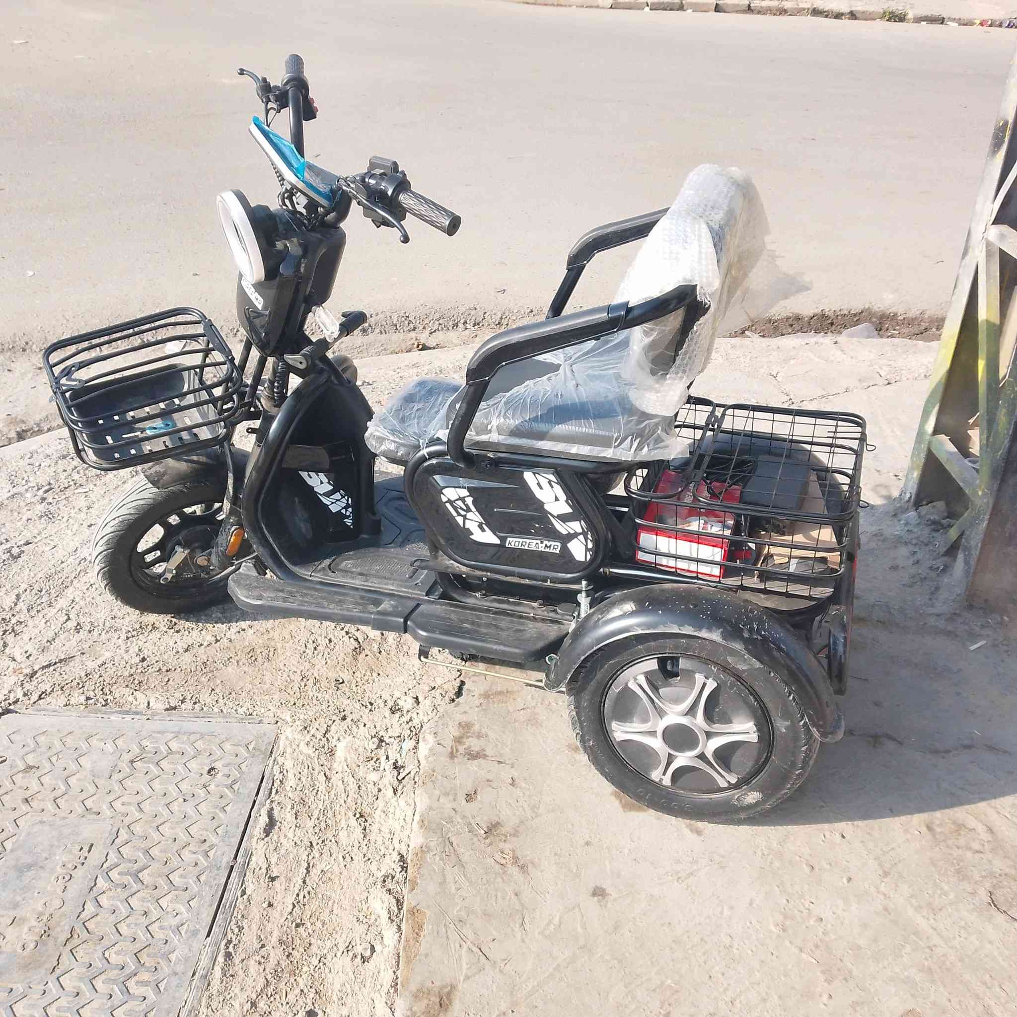 دراجه شحن معوقين شرط الفحص لاجلخ ولا شي مستخدمه يومين شرط الفحص ماشيا ٧كيلو نضافه ٩٩ خمسه باتريات كرت سويج بصمه المكان موصل 17تموز السعر ٥٠٠   الرقم ***********
