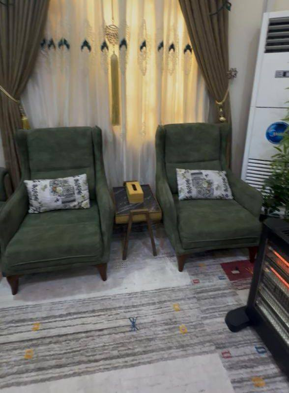 قنفات جدا نظيفات مابيهم اي ضرر اثنين كبار اثنين صغار وحده وسط السعر 560 مكاني البصره السيمر شراي اتصل مايعجبك لاتعلق
***********
