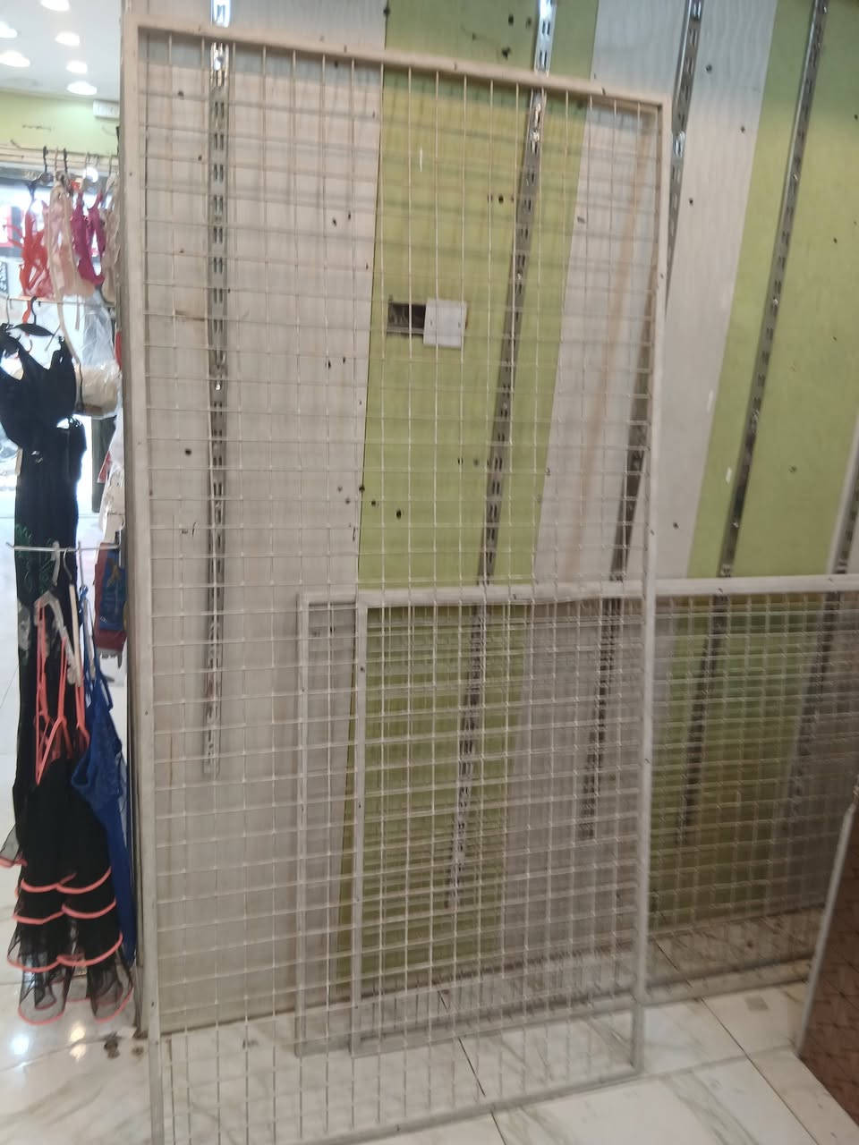 شبج البيع العدد ٦ قطع العنوان بغداد الحريه الستفسار على هذا الرقم ***********
