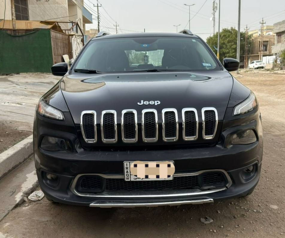 السلام عليكم اخوان مكلف بالنشر 
جيب شيروكي بزون ٢٠١٨ 
ضررها الباب الخلفي الجنطة كما موضح بلصوره بدون دواخل ولا ايرباك وبالعراق باب السايق و الوراه بصمة محرك ٢٤٠٠ كير ٩ نمر مكفول صدر جديد كهربائيات كلها شغاله وعلى البلاد بجم كبس 
مكانها بغداد حي الجامعة او حي الخضراء شارع البصرة 
للاتصال *********** 

رقم بغداد مشروع وطني
السعر ١٢٥ ورقه وبيها مجال حك الجيه
