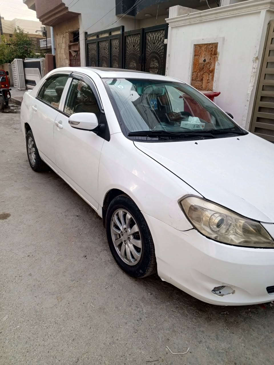 السلام عليكم
BYD. G3.      2013

مكينه وكير بلادي خير من الله كير اوتماتيك 

تدفئه وتبريد وكهربائيات كلها شغاله

تايرات وحداديه خير من الله سياره جاهزه مابيها اي نقص

بيها باب العكس السايق والخلفي بارد شي قليل

سلايت شغال بصمه شغاله وتشغيل عن بعد 

السياره بأسمي سعرها 55 وبي مجال 

مكاني كفائات السيديه ***********

للبيع فقط بدون مراوس 

وما ابيع اقساط جداً اسف ربي يرزق الجميع
