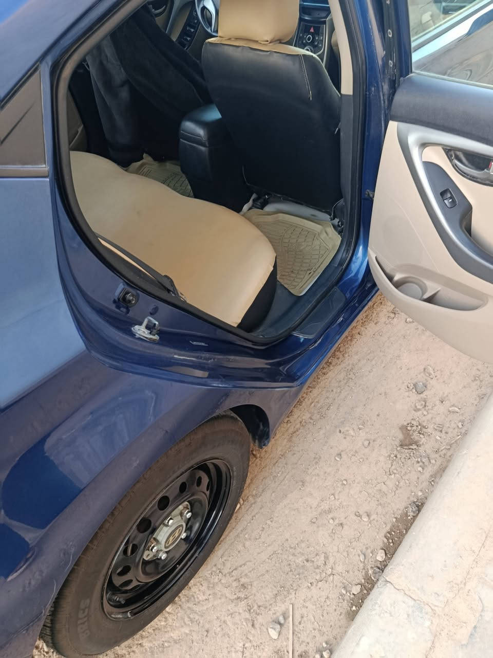 الانتره وأرد امريكي
موديل 16 

اللون ازرق اجويتي 

حادث خفيف باب وجاملغ 

ادواخل عسلي 

كير ومكينه مكفولات 

***********

السعر 105
