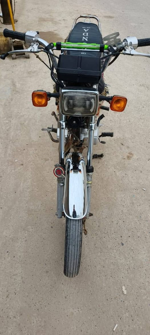 سلام عليكم  
دراجه ايراني 4كير للبيع موديل 2021 دراجه خير من الله عقل رياضي طلكلجات جدد بنزات خلفي جدد كهربائيات كلهه شغاله شلعه خير من الله الدراجه هندر واح تشتغل
السعر 525الف بيه مجال المكان الشعب حي البساتين للستفسار ***********
