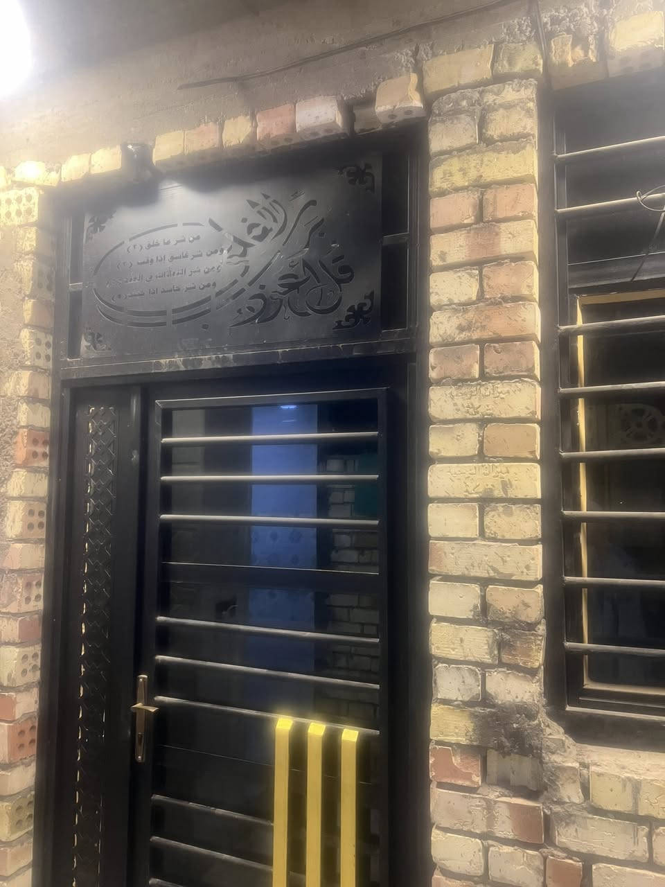 السلام عليكم عندي بيت اللبيع بالجمعيات خلف جامع قمر بني هاشم ميت متر واجهه 5ونزال20بناء جديد بيت مرتب حلو قاط ونص بي غرفتين نوم فوك واحده وجوه وستقبال ومطبخ وصاله وخدمات جوك وجوه خدمات الاستفسار اكثر اتصل عله رقم *********** سعر145بي مجال مقابيل بيت تشجير
