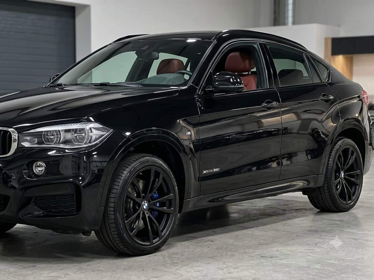 BMW 2020 X6 
35i

جۆری بزوێنەر: 3.0 لێتر، ٦ پستۆن )  TwinPower Turbo (بزوێنەر: N55)
سیستەمی تەبرید: کۆنترۆڵی کەشی ئۆتۆماتیکی دووانە (Dual-zone Climate Control) بۆ جیاکردنەوەی پلەی گەرمی شۆفێر و سەرنشین

سیستەمی پاڵنەر: xDrive ( AWD)
 
مۆدەکانی لێخورین: Comfort, Eco Pro, Sport, Sport+
سیستەمی ده نگ: HarmanKardon 
لایتی LED بە شێوازی ناوداری (L-Shape)ی کۆمپانیای BMW 
 برێکی دەستی ئەلیکترۆنی: لەگەڵ سیستەمی Auto Hold (بۆ ڕاگرتنی خۆکار لە ترافیکەکاندا
ماوسی iDrive
سوکانی چەرمی فرە-فەرمان (Multi-function Steering Wheel) لەگەڵ لۆگۆی BMW.
سەیارەكە قەپات مواسەفاتە 
سفری شەریكەیە بێ بۆیاغە ھیچی پێوە نیە 
سەنەوی نوێیەو بەناو خۆمانە 
گێرو مەكینەو كارەبایات بەشەرت
وەكالەو بەناو كردن بەشەرت
*********** أربيل, العراق
