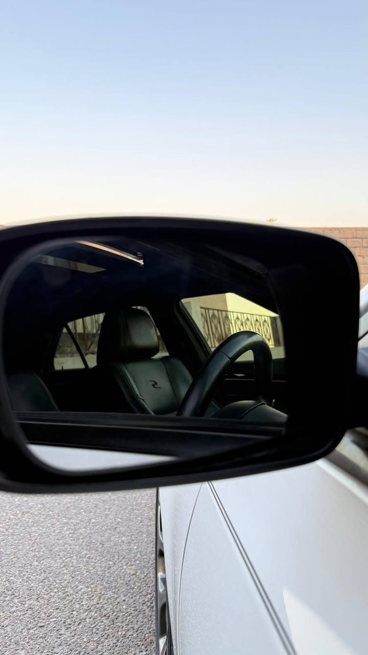 � كرايسلر 300 موديل 2017 | Chrysler S 300
✨ سيارة فخمة، مريحة، ومناسبة للاستخدام اليومي والسفر

🔹 محرك 6 سلندر 3.6 لتر (V6)
🔹 قير أوتوماتيك 8 سرعات
🔹 نظام دفع خلفي (RWD)
🔹 فئة  S
🔹 داخلية جلد فاخرة
🔹 شاشة وسطية (Uconnect)
🔹 كاميرا خلفية
🔹 حساسات أمامية وخلفية
🔹 تشغيل بصمة + دخول ذكي
🔹 تحكم كامل بالمقود
🔹 مكيف مزدوج (Dual Zone)
🔹 نظام صوتي ممتاز
🔹 جنوط ألمنيوم

📌 السيارة ناعمة جداً بالمشي وراحة عالية بالطريق

💰 السعر240 ورقة

🔢 رقم الشاصي (VIN):
2C3CCABGXHH615963
السياره دخول جديد كتاب ضباط
وتترقم بصره فقط رسوم رقم مجاني


**إذا كنت صاحب هذا الإعلان وتريد حذفه لأي سبب، رجاءا أرسل رسالة إلى الدعم الفني**