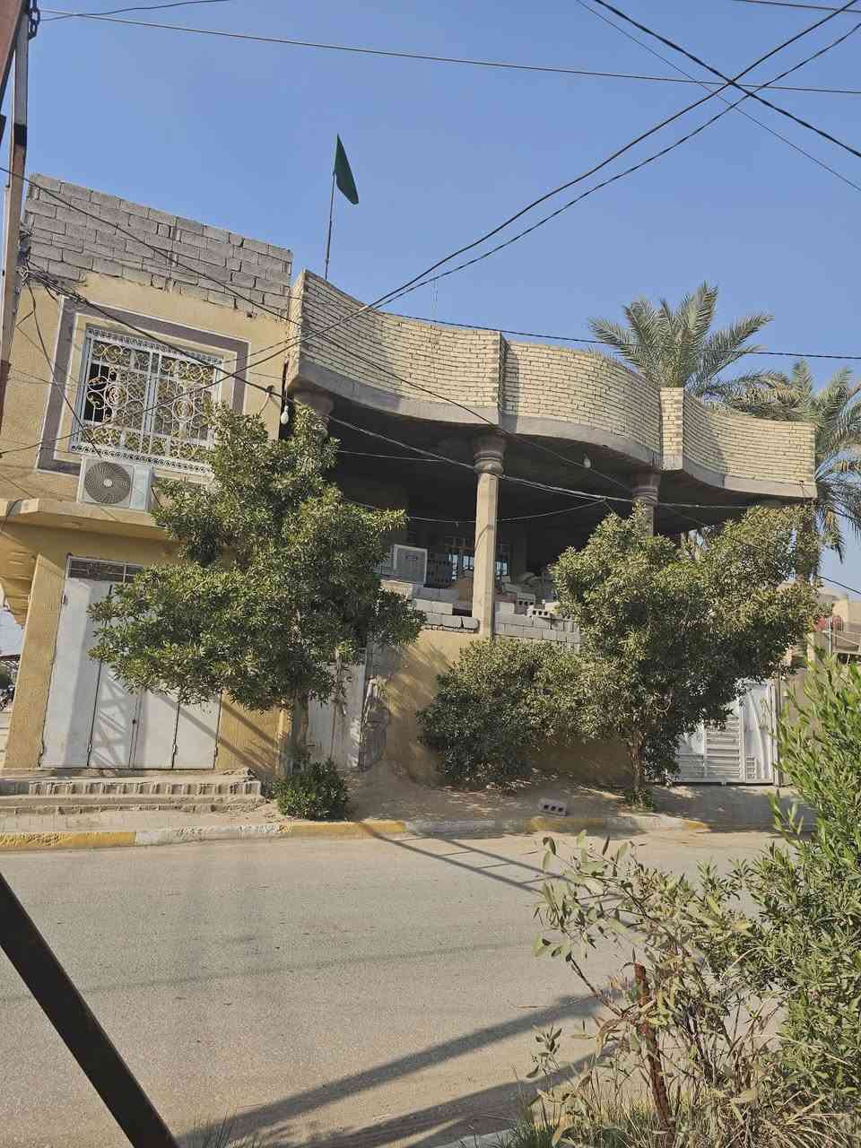 عقار استثماري للبيع كربلاء طريق بغداد
ناحية الأمام عون ( ع )
نوع العقار طابو صرف
ركن 300 متر 15 × 20
على شارعين رئيسيات
منزل طابقين + شقه + 4 محلات
الطابق الأرضي 
غرفة نوم 5×4 عدد  2
استقبال 11 × 4.5
هول 4.5 × 4.5
صاله 5 × 4.5
مطبخ 5 × 4.5
مخزن 2 × 4.5
صحيات عدد 2
كراج 11 متر
______________
الطابق الأول
غرفة نوم عدد 4
للأستفسار 
***********
*********** أبو محمد
