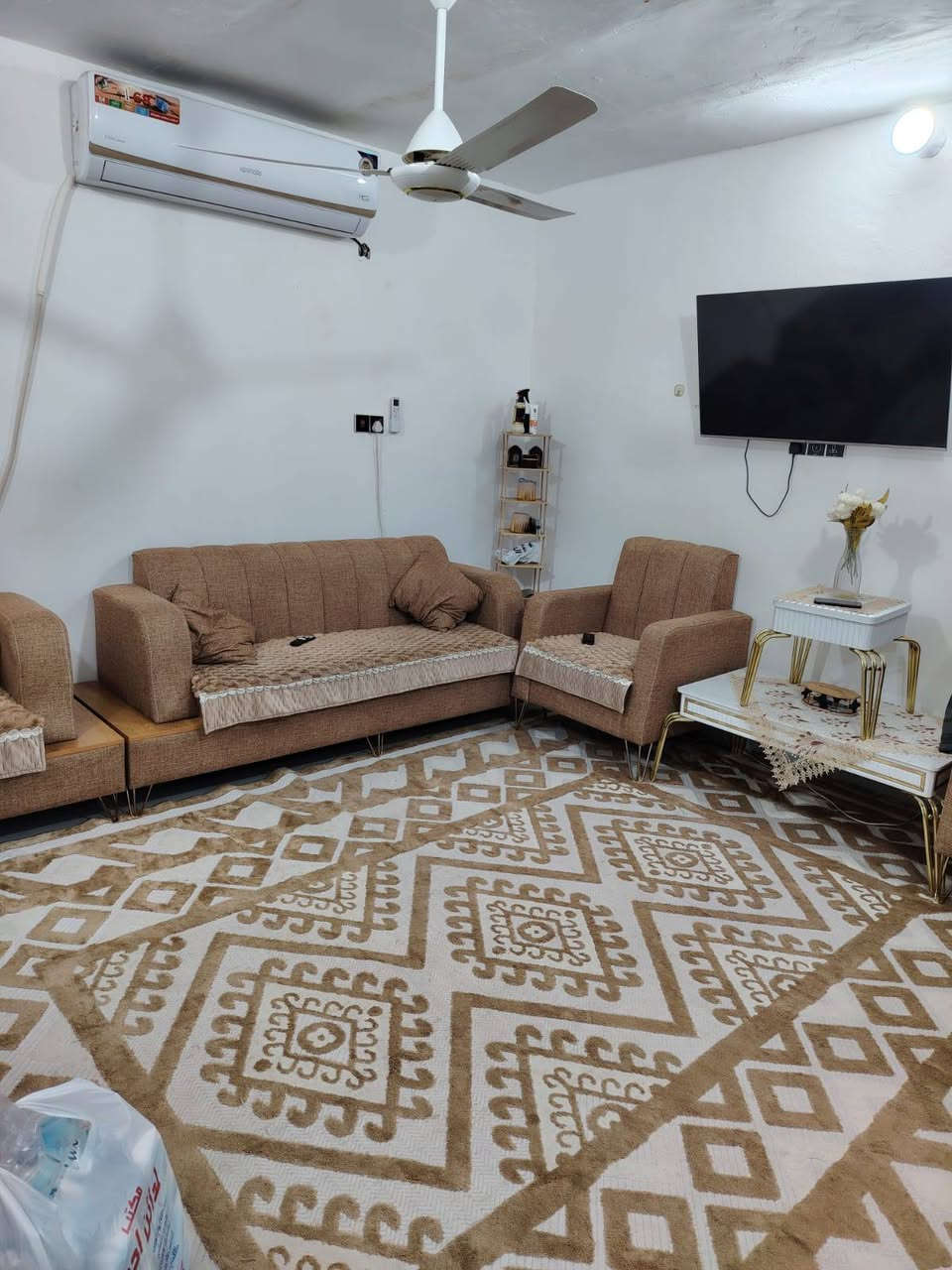 السلام عليكم
بيت للبيع خلفي طابقين بحي المعلمين بيت مرتب كلش مساحه 117واقع حال بطابو 105.الاطابق الاول دوانيه وصاله وهول ومطبخ وصحيات الطابق الثاني غرفتين وصاله وصحيات وسطح شغل درجة أولى  توه مرمم البيت 2025دربونه متر و40 مداور ثاني يوم كافه الخدمات موفره ماء مجاري شوارع كبار تبليط مدارس منطقة راقيه
صاحب البيت ‏‪***********‬‏
