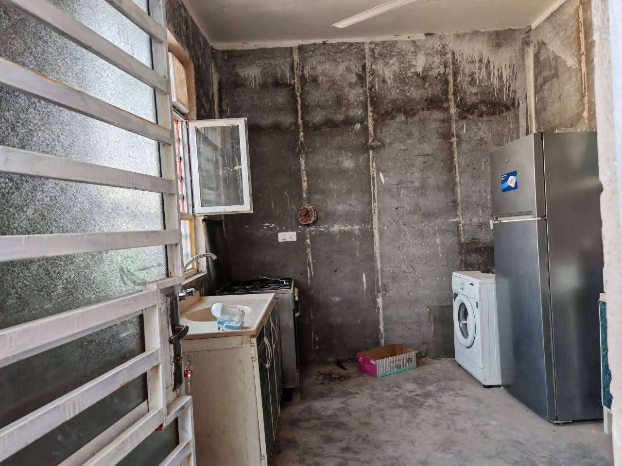 مرحبا بيت نهاية هورجب بشارع المنتجع مساحته 300متر واجهة 9نزال 37 بناء 80متر يحتوي  على غرفه نوم واحده واستقبال ومطبخ وصحيات 2كامل بس ما مكيش طابو زراعي سند 25 السعر 70وبي مجال للاستفسار ***********
