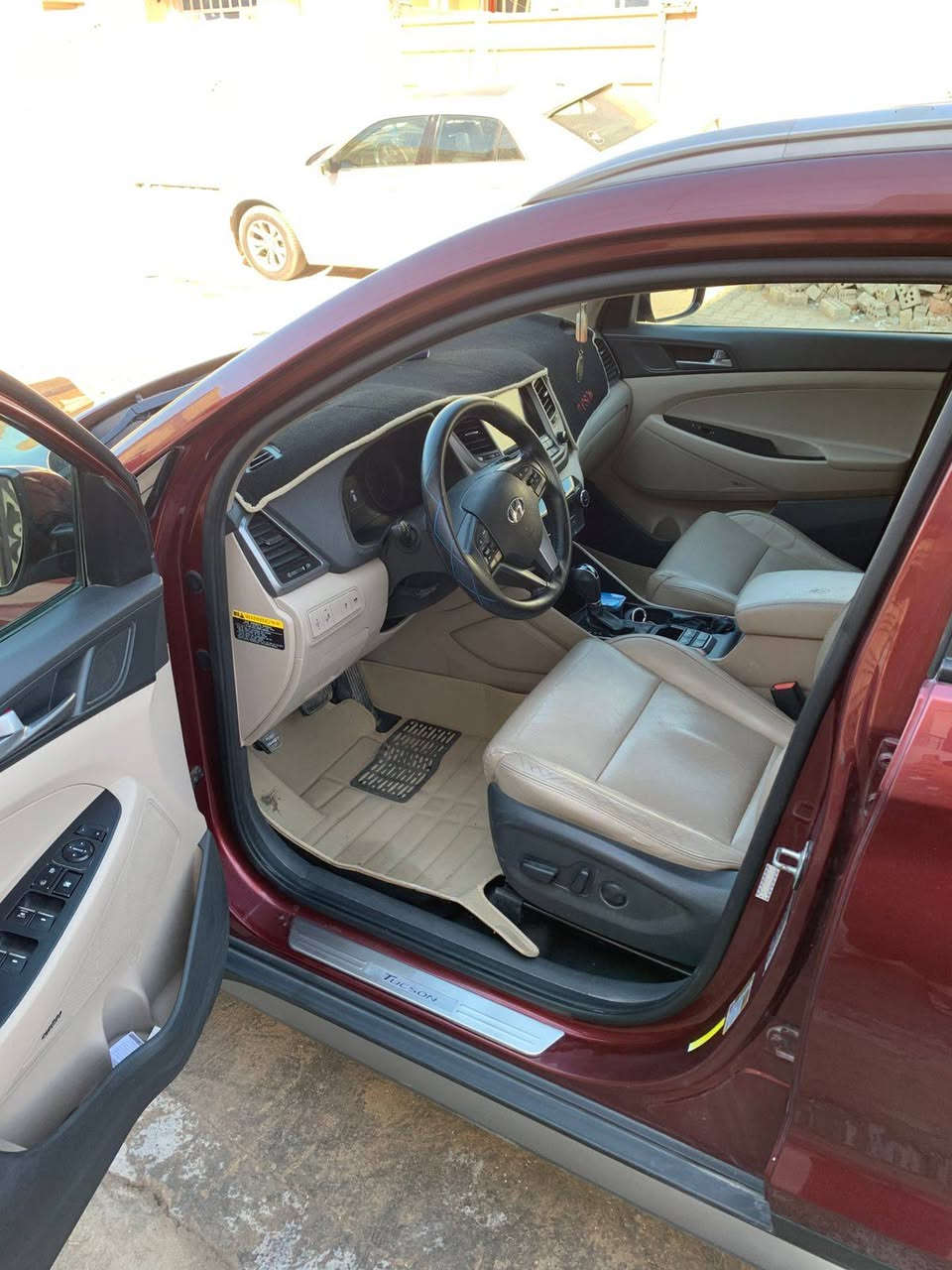 السلام عليكم
توسان 2017 للبيع 
وارد امريكي ضربتها بسيطه بس البنيد ومصلح بدون تبديل أي قطعه ماشيه74 الف ميل
 السياره فول  تيربو داخل السياره كريمي كشنات جلد تحكم ستيرن نقطه عمياء وبعد بيها ۿـۅايہ مواصفات السياره كامله ومناقصها شـჂ̤ سنويه جديده ب اسمي مكان السياره جسر ديالى بغداد 
السعر 155 وبيها مجال 
***********
