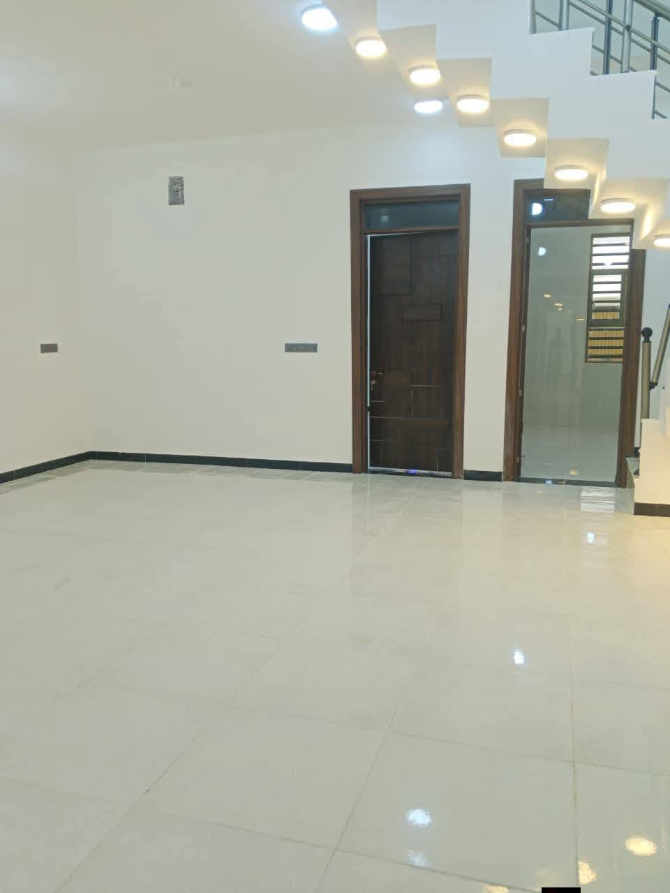 #مكتب_الشكري_للعقار دار سكن 240 م
🌍 الموقع :النجف الاشرف_  الكوفه شارع المطار السايدين  خلف  مجمع جوهرة العرب 
---------------------------------------
🔳  زراعي سند 25
🔳 المساحه 200 م 
🔳دار سكن زراعي جاهز 
--------------------------------
🧾 تفاصيل البيت 🧾 بنيان درجة أول فد شي راقي 
240م طابقين لطابق لأول غرفتين وصاله ومطبخ وتخاريج واستقبال وصاله طابق لثاني غرفه نظام سويت  وصاله 
صب كونكريت الأساس والسقف طابوك 
كافه الخدمات متوفره 
------------------------------
سعر البيع 125 مع المجال 
مليون 💷
☎️ للاستفسار 
واتساب ***********
***********
🛣️عنوان المكتب النجف الأشرف _ الكوفه شارع المطار السايدين مقابل جوهره العرب مباشرتٱ مكتب الشكري للعقار
