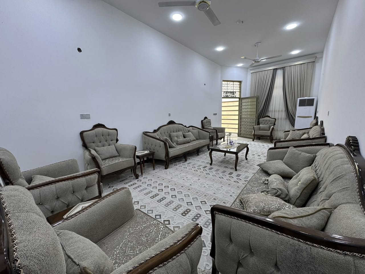 بيت للبيع مع الاثاث 

زراعي بي وصل تطويب   مساحه 200م 
 عنوان البيت كاع آل نجي على الروف قرب شركة الغاز 

بناء 2023 طابوق كونكريت مسلح رباط 
يحتوي على استقبال ومطبخ وصاله وغرفتين ومناور ومجمع صحيات داخلي وخارجي وصاله فوك 

السعر 105 وبي مجال قليل 
واتساب *********** علاء بدر
