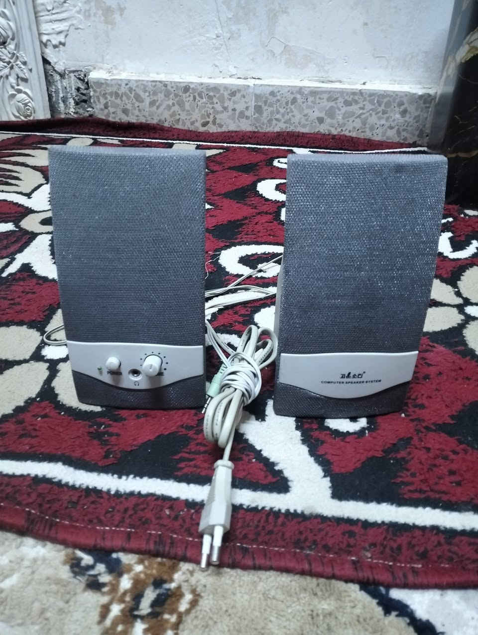 السلام عليك عندي هاي 3 سماعات لكلشي ترهم  وهاي كلوبات مطريه ام المحوله وسماعات جدد وهاي الغراض النواعم كامرات 2 والباقيات كدامكم   مكاني رمادي الملعب ***********
