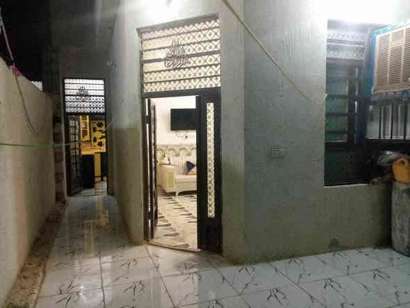 بيت بحي ساهرون قريب الحزام والفلكه كلش بضهر التجاري سعر 95 نظيف كلش جاهز للسكن يرهم مبادره بس شرط مقدمه 3 ملاين شرط جزائي ***********
