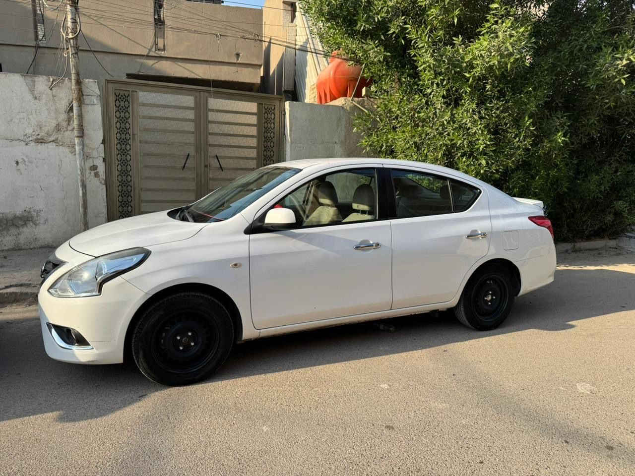 سني موديل 2021 ام البليته الزرقاء بدون حادث بدون صبغ فقط بارد 3 مكانات كير ومكينة وتبريد وحدادي خير من الله السعر 110$ وبيها مجال مكان السيارة الحبيبية هاتف ***********
