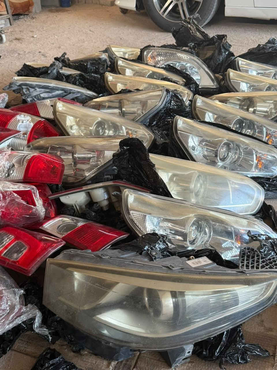قطع غيار تيكو  اصلي من موديل 11الئ 15 ابواب جميع الالوان لايت بك لايت عطر لايت اصلي عطر مسجل 11.و15 بطاين ابواب ربل باب سفايف داخليه ثابته ترايش، داخليه تكم اماميه ووسطيه وخلفيه وبطاين جوانب صندوك وبطاين ابواب صندوك قبق محرك جميع الموديلات جام ابواب يدات ابواب داخليه وخارجيه قبق سبير قواعد سبير فانات اماميه ضفاير  دشبول ومحرك جويتر جميع الموديلات حداديه كامله فابريتر تبريد كامله  مضلات داخليه ويوجد لايت زنون اصلي للتيكو 
((للاستفسار اكثر اتصل عل الرقم او واتساب فقط غير متواجد عل الفيس)) 
(العنوان البصره القبله قرب المدينه الرياضيه قرب بوابه 10 عقارات المصطفى شارع السايدين العريض)) 
((***********)) 
((***********)) 
(ابوسيف) 
((يوجد توصيل لجميع المحافظات  ))
