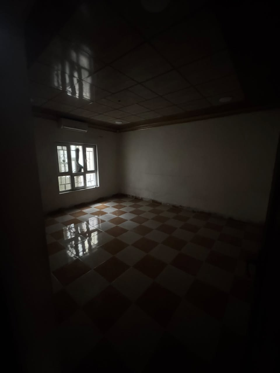 السلام عليكم 
دار للإيجار كركوك حي المعلمين مقابل دائرة الجوازات 
200 متر 
يتكون من غرفتين و استقبال و صالون و مطبخ و صحيات و كراج و حديقة 
إيجاره 550 الف 
ملاحظة من قبل صاحب الدار 
يكون العائلة زينه 
للاستفسار 
*********** 
***********
***********
