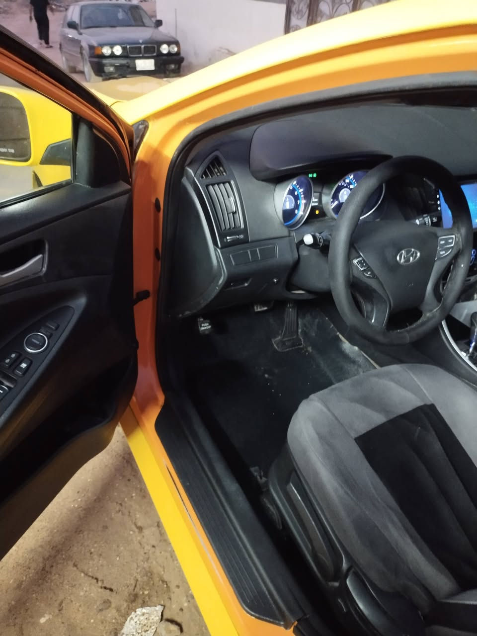 سلام عليكم من رخصة الادمن سوناتا2011 وارد كوري  محرك كير تبريد حداديه طخم تاير كله مكفول مصفره هيئه وغرامات تحول ثاني يوم رقم  بصره بأسمي السعر 95 وبيهه مجال قليل رقم الهاتف *********** مكاني البصره
