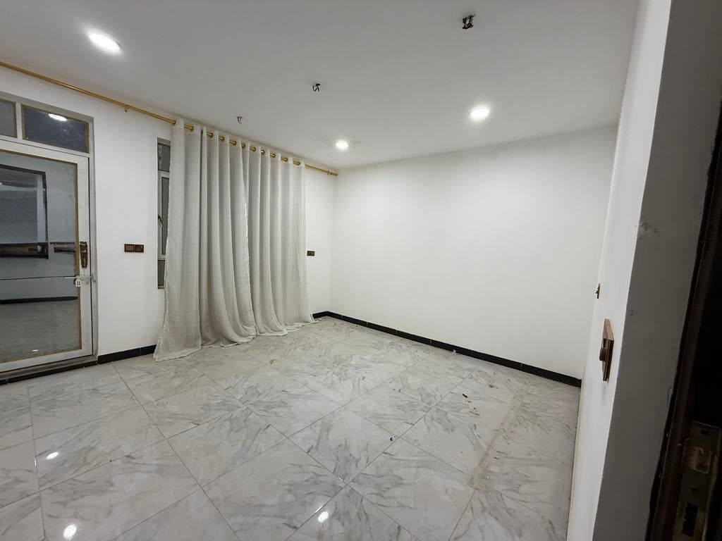 السلام عليكم ورحمة الله
دار للايجار مساحه ٧٥ متر 
واجه ٥ نزال ١٥ 
موقع  الدوره حي دجله
قرب شارع الابداع
تفاصيل الدار 
استقبال ومطبخ ٣ غرف نوم وصحيات عدد ٢ بيتونه وسطح 
هواي عروض ايجار يتوفر عندي 
للتواصل ***********
