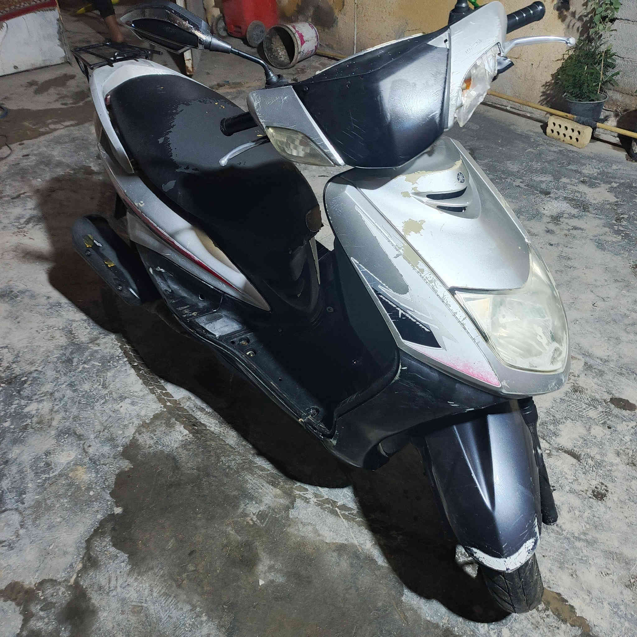 سلام عليكم دراجه للبيع سكنس نثيه كفراته  كلهة ختم واحد مكينه جديده كهربائيات كلهة شغاله ما نقصهة اي شي***********
