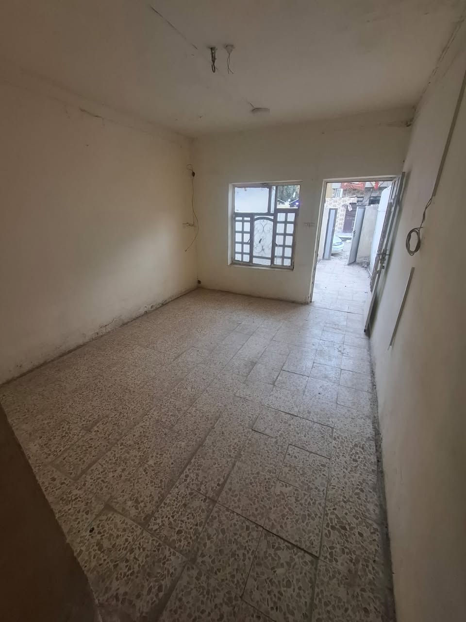 دار للبيع بالدولعي محلة 434 قرب حلويات شوكلاتة ( مدخل شارع الحسابات الخلفي ) في بداية الفرع مساحة 80 متر مربع واجهة 4 متر و نزال 20 متر , يحتوي على حديقة + طرمة و غرفة استقبال ومطبخ وحمام ومنور + غرفة نوم. البيت طابق واحد. علما اني المالك المباشر للبيت للتواصل ***********
