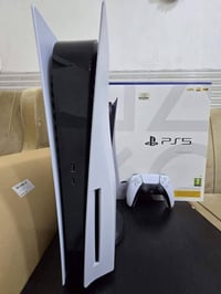 للبيع بلي 5 نظيف جدا مع كافة الملحقات واليدة الاصلية والكارتونه السعر ...