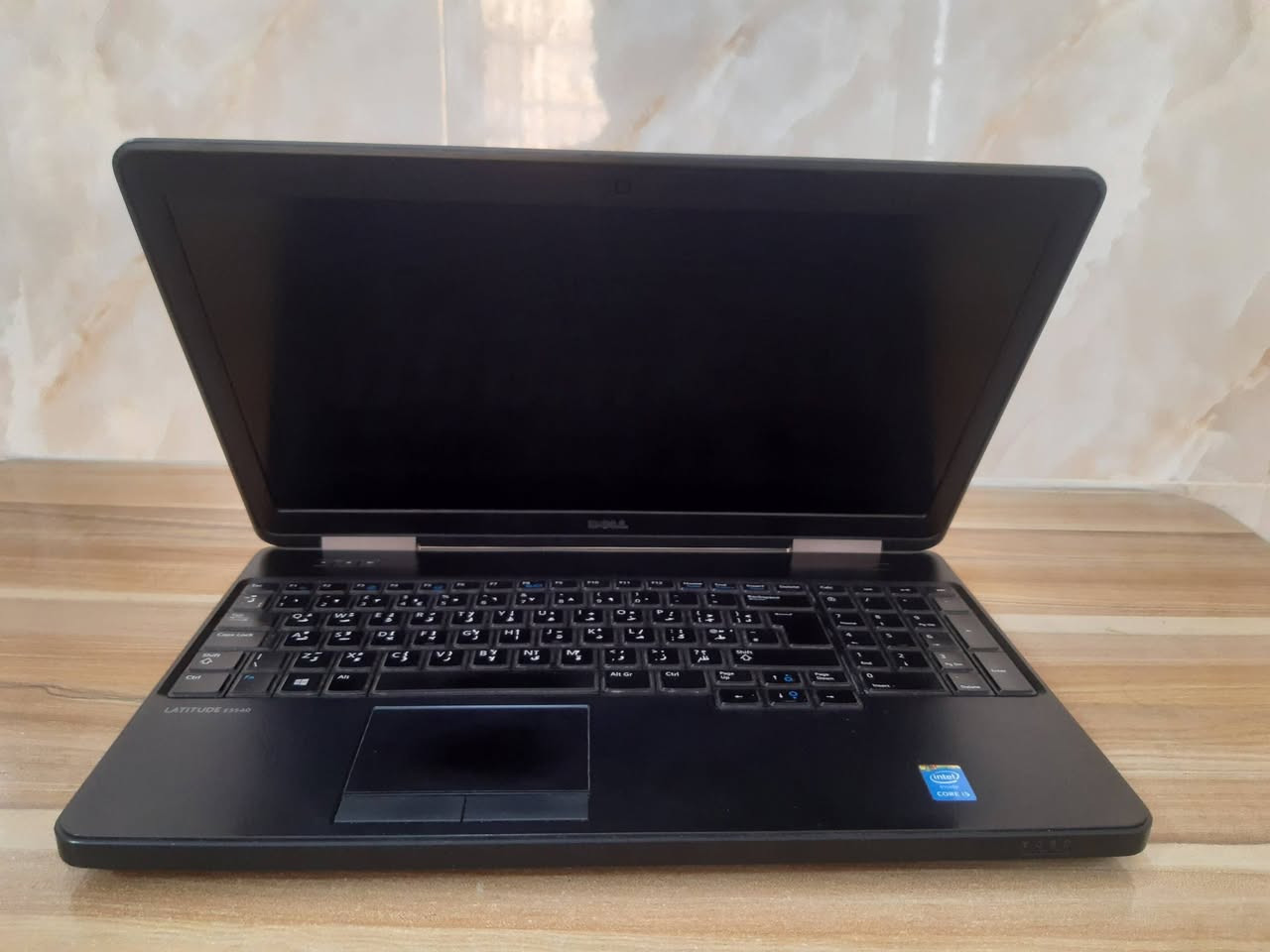 للبيع المواصفات
المعالج (CPU): الجيل الرابع من إنتل (Intel Core i3 / i5 / i7 - 4th Gen).
​الشاشة: مقاس 15.6 بوصة (تأتي بدقة HD 1366x768 أو Full HD 1920x1080 في بعض النسخ).
​الذاكرة العشوائية (RAM): من نوع DDR3L (غالباً يأتي بـ 4 أو 8 جيجابايت، ويدعم الترقية حتى 16 جيجابايت).
​التخزين (Storage): قرص HDD أو SSD (يدعم التبديل والترقية بسهولة).
​كرت الشاشة (GPU):
​مدمج: Intel HD Graphics 4400.
​منفصل (في بعض النسخ): NVIDIA GeForce GT 720M.
​منافذ USB 3.0 و USB 2.0.

​منفذ HDMI ومنفذ VGA لتوصيل الشاشات وأجهزة العرض (Projectors). 

​منفذ شبكة LAN (RJ-45) وقارئ كروت ذاكرة SD.

​محرك أقراص ضوئية (DVD Drive).

 السعر 230 وبي مجال 
اليعاجبه الاتصال عل الرقم ***********
