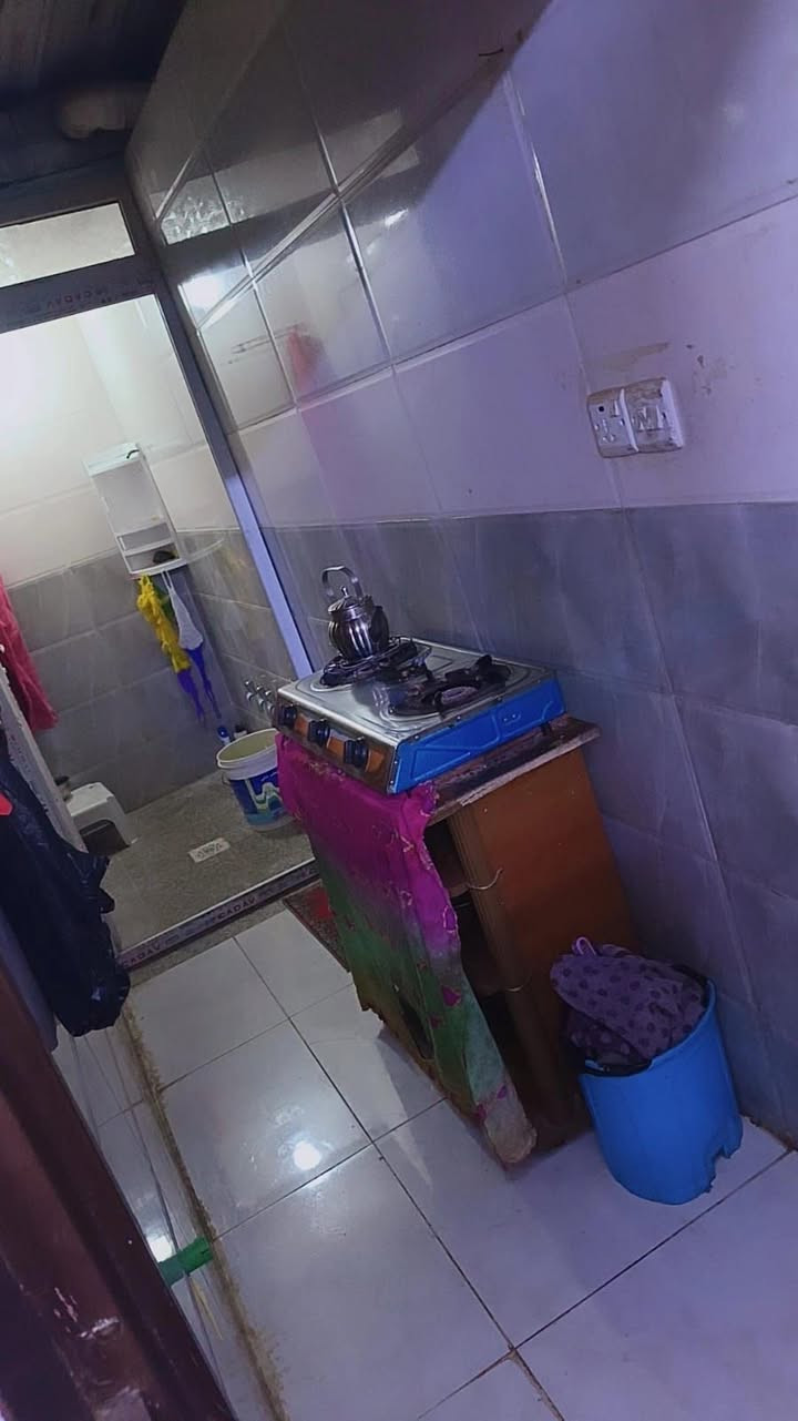 بيت للبيع في حي السفير قرب سوق العبيدي مساحه 100نزال 25 طابق ونص ***********
