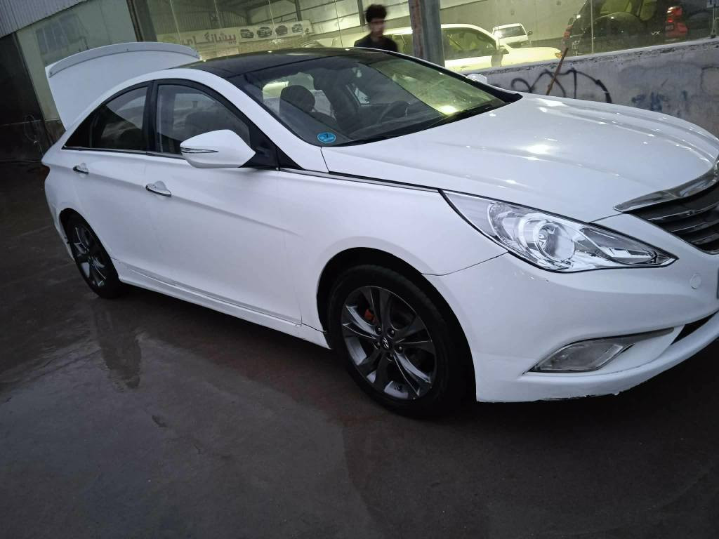 سۆناتا 
مودیل 2011
حیزام بویاخ سقف شوشە 
خلیجیە مکینە 24مرخوب
جەمپیکی خفیفی پێشی هەیە گیرومکینە بەشەرت سحری 87مجال
شوین هەولێر 
ژمارە موبایل *********** أربيل, العراق
