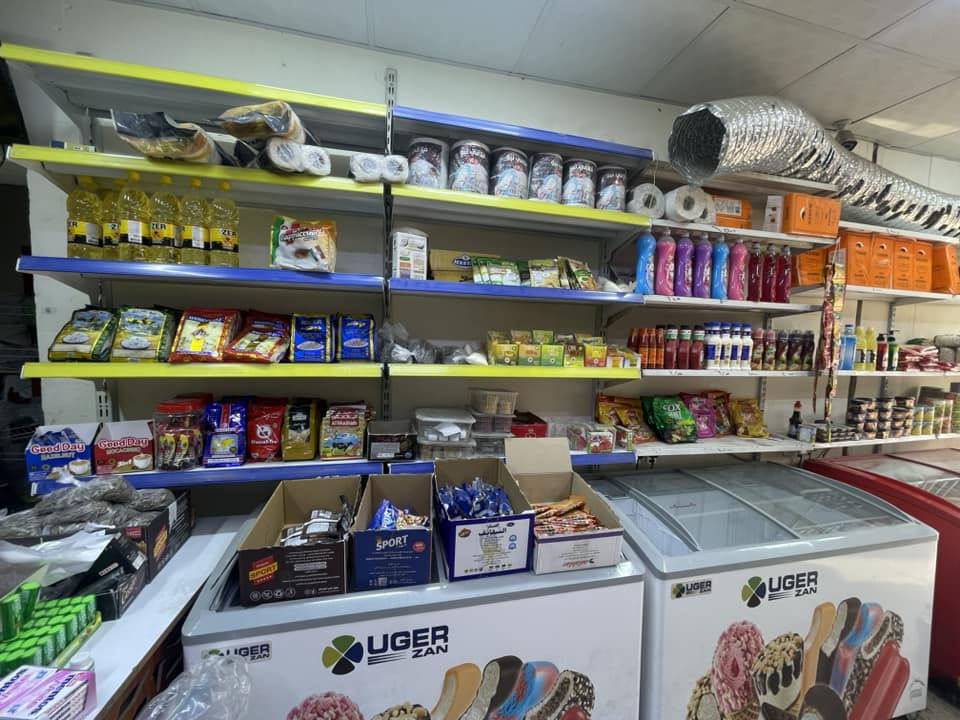 السلام عليكم اسواق للبيع بمنطقة الشعب قرب شارع بلقيس مجاور جامع الحاجة بدرية
يحتوي على 4مجمدات طرحية (اثنين منهم ممستخدمات جدد) ويحتوي على 4ثلاجات عامودية +ثلاجة شركة ببسي 
ومبردات اثنين وحده تعليك خارجية والثانية داخليه ورفوف جديده وتلفاز وسستم كاميرات (بس بيهن خلل حاليا وتصلح )وجام خانه جديده 
ايجار المحل250الف دينار والوارد خير من الله لكن مضطر ابيعه لعدم التفرغ ولضروف صحية
هذا الرقم للتواصل واتساب ***********
