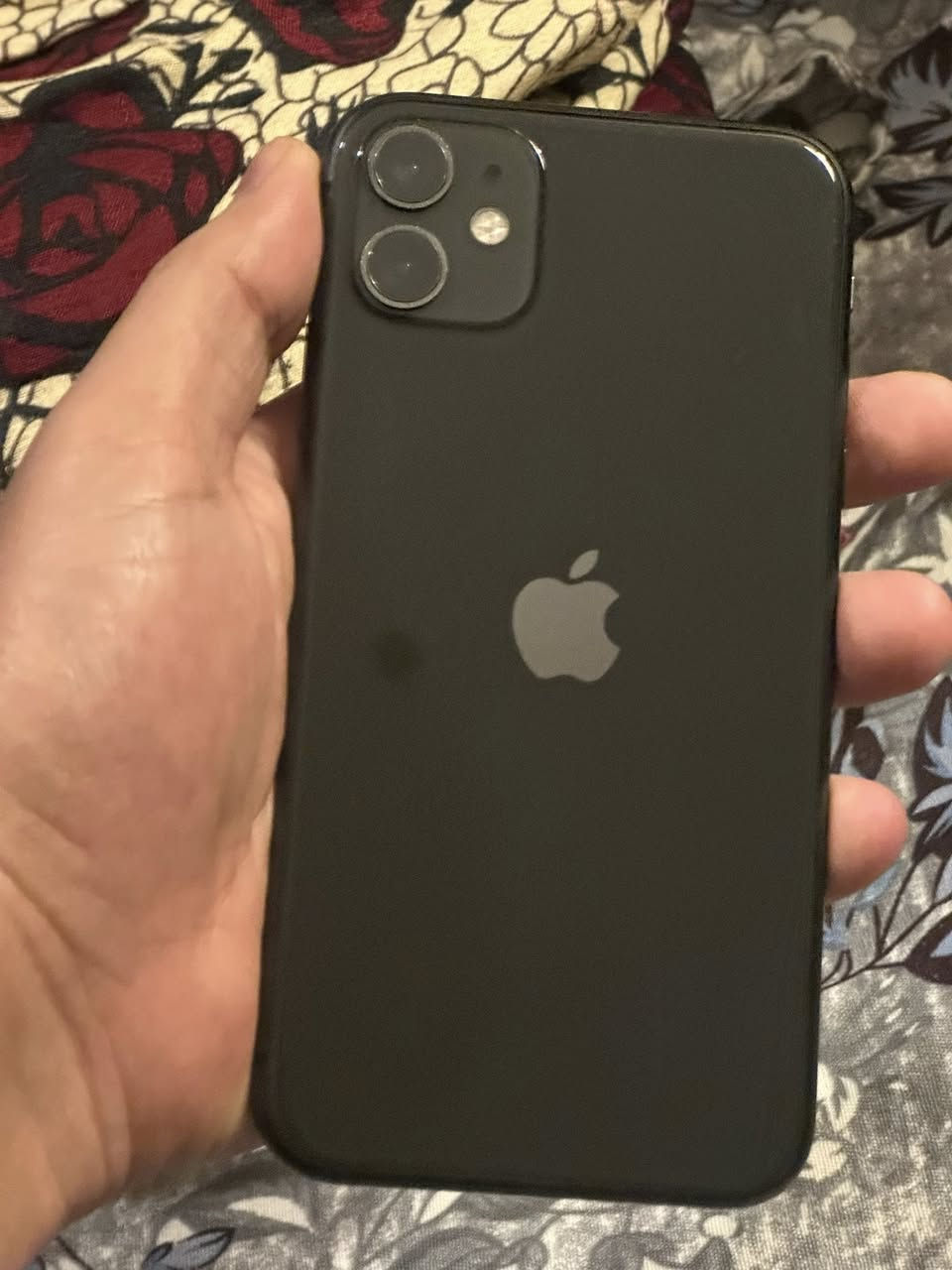 ايفون 11 عادي
ذاكرة 256 
بطارية 72‎%‎ 
كلشي شغال غير مفتوح نهائياً 
مامستبدل بي شي 
نموذج M 
السعر : 230 الف بي مجال بسيط 
مكاني شعب او حي اور 
*********** متواجد واتساب
