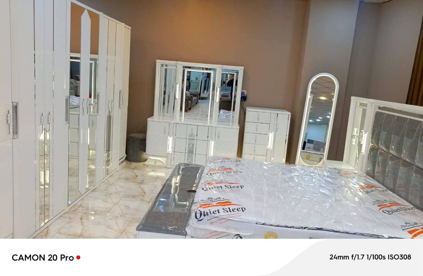 غرفة نوم 9قطع جديده ستعمال 7اشهر للبيع السعر، مليون و750الاستفسار اتصال على الرقم *********** مكاني كربلاء شارع الحر يم مدينة العاب النوارس
