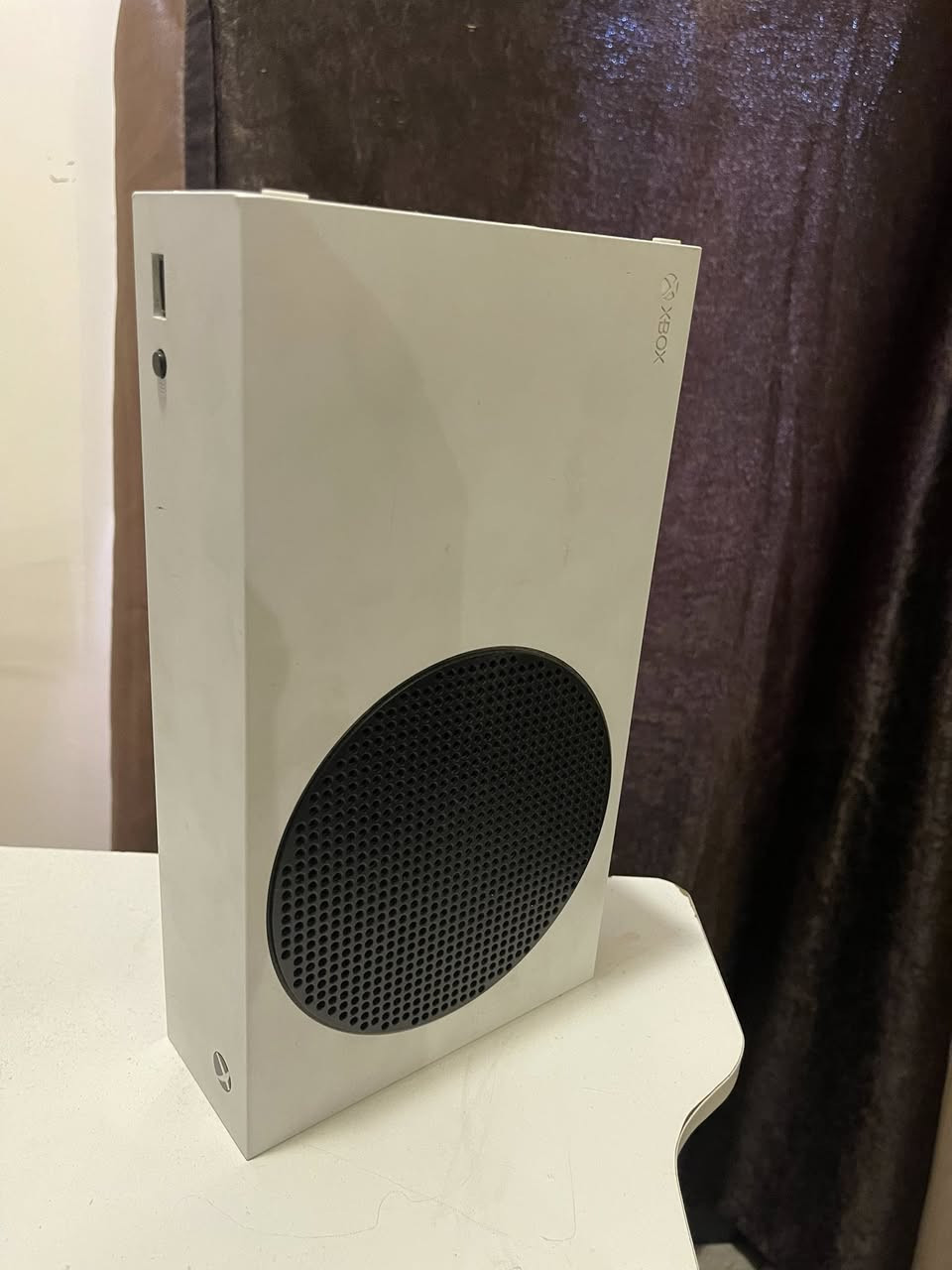 السلام عليكم اكس بوكس سيريس اس مع دركسون v90مع يوبي اس مع يده اصليه وحده مع ملاحقاته ومع الكراتين بسعر 500 الف وبيه مجال بسيط الرقم ***********
