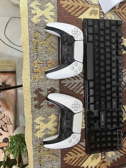 بلي 5 سلم اوربي نضافه 99% مامفتوح ولا مطخوخ حته تنضيف داخلي مامتنضف صارلي شهرين جايبه كامل ملحقات على الكارتونه جوستكات ٢ اصليات وكاله وحساب بي ١٠ لعبات واستراك بريميوم و ٦ اقراص ( كود ٦ - ايام مضت - فيفا ٢٥ - رزدنت ايفل ٨ - راست - مودرن ويرفي ٢ - الالعاب كلهن عربيات وغاليات )

رقمي - ***********

السعر 800 الف وبي مجال
