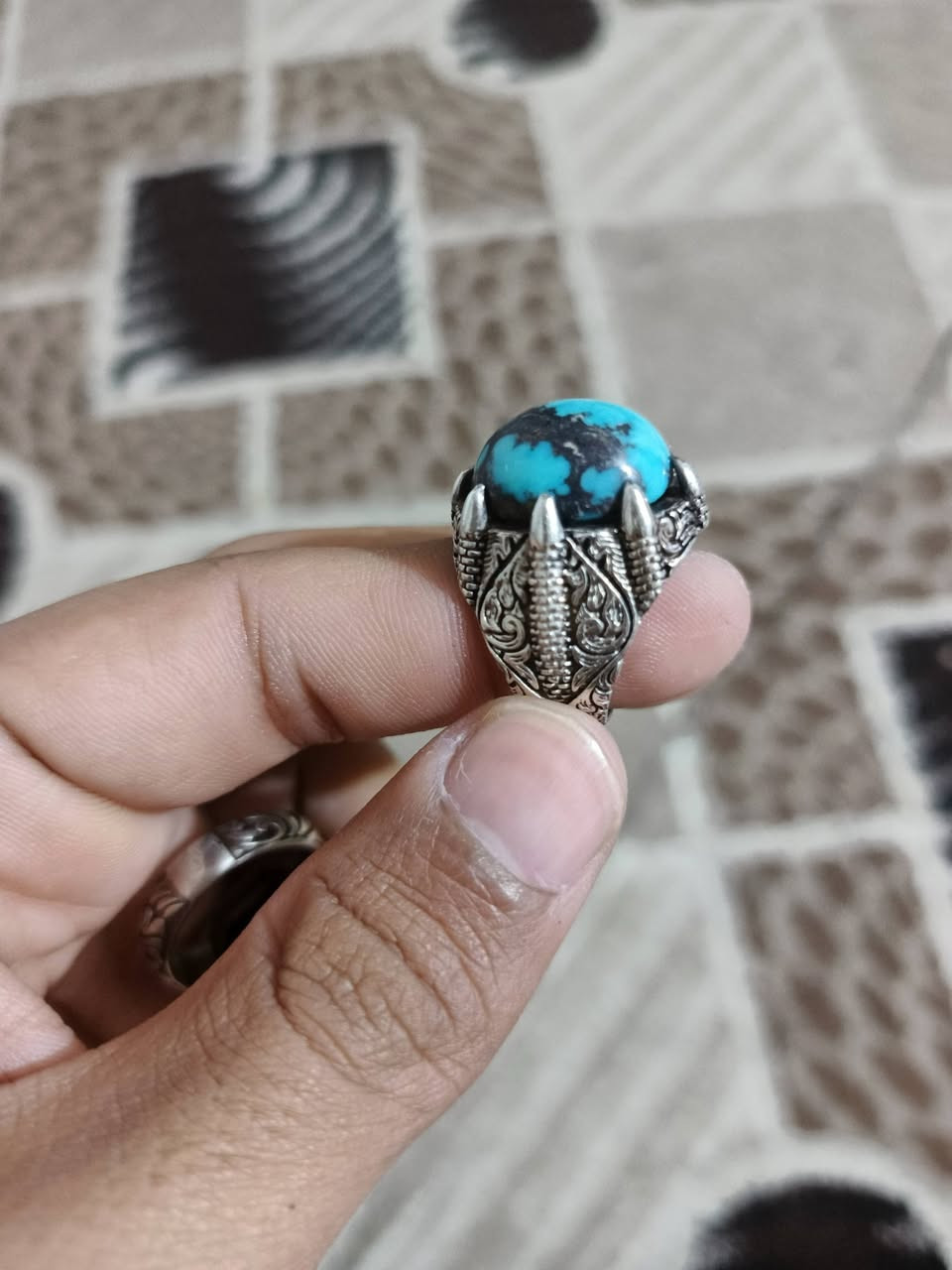 السلام عليكم فيروزي وعباس أباد اصليات وصياغه عراقية للبيع 80 وبيهن مجال قليل الكزيزه *********** لايوجد توصيل
