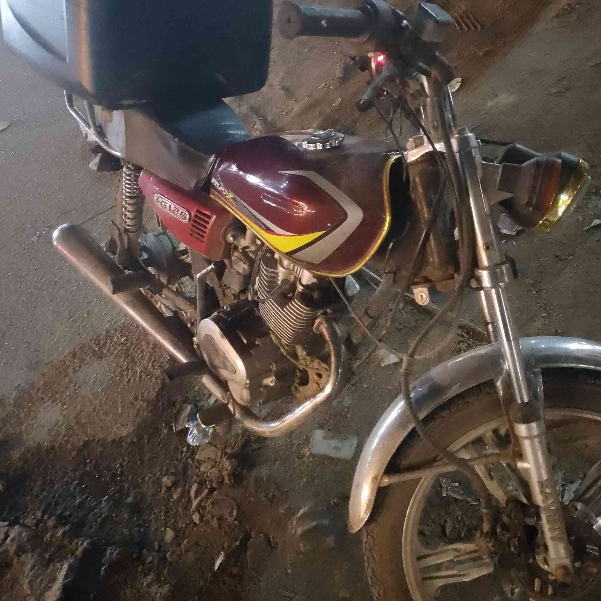 السلام عليكم ايراني للبيع كهربائي شغاله مكاني الأمين الثانيه *********** السعر 325 وبيه مال بسيط
