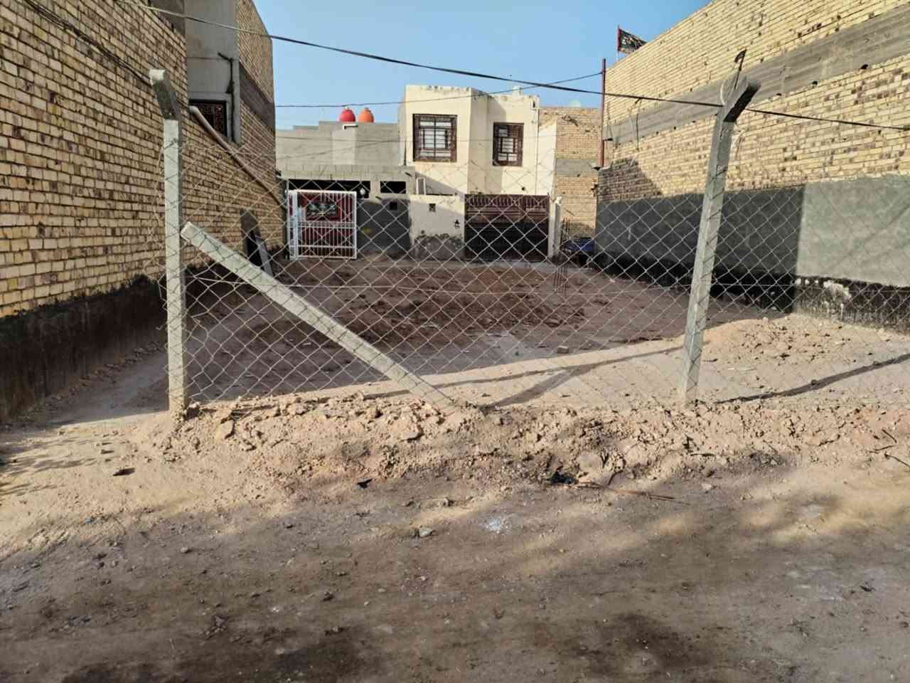 متوفر عرصة ١٥٠ متر طابو بستنة سند ٢٥ قابلة للتطويب واقعة حي الفرات جهة ال خليفة قريبة على شارع الشط التبليط
 وشارع الفرات الرئيسي السايدين الجديد العام جامع العقيلة
مبني بيها رباط كونكريت شيش اوكراني ٤٠ في ٦٠
 متوازي على البيع السعر النهائي٤٠
للاتصال ***********
