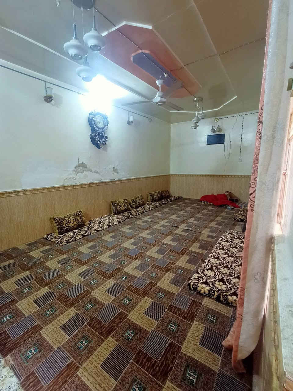 بيت تجاري للبيع مكان الجديده الثالثه سوق حنون بيه 4 محلات مساحته 188 طابو صرف  للتواصل *********** واتساب بيه
