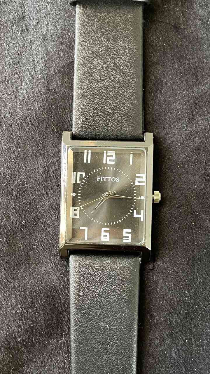 ⌚️ ساعة FITTOS
ستايل مرتب وفخم يليق بكل لبسة 😎

🖤 مينة سوداء ويا سير جلد أسود
✨ تصميم مربع يخبل ويطي هيبة باليد
🔥 خفيفة ومريحة للاستعمال اليومي

إذا تريد ساعة بسعر مرتب وشكل فخم، هاي اختيارك 👌
للأنيقين وبس 😏
رقم لاعتماد 

***********

