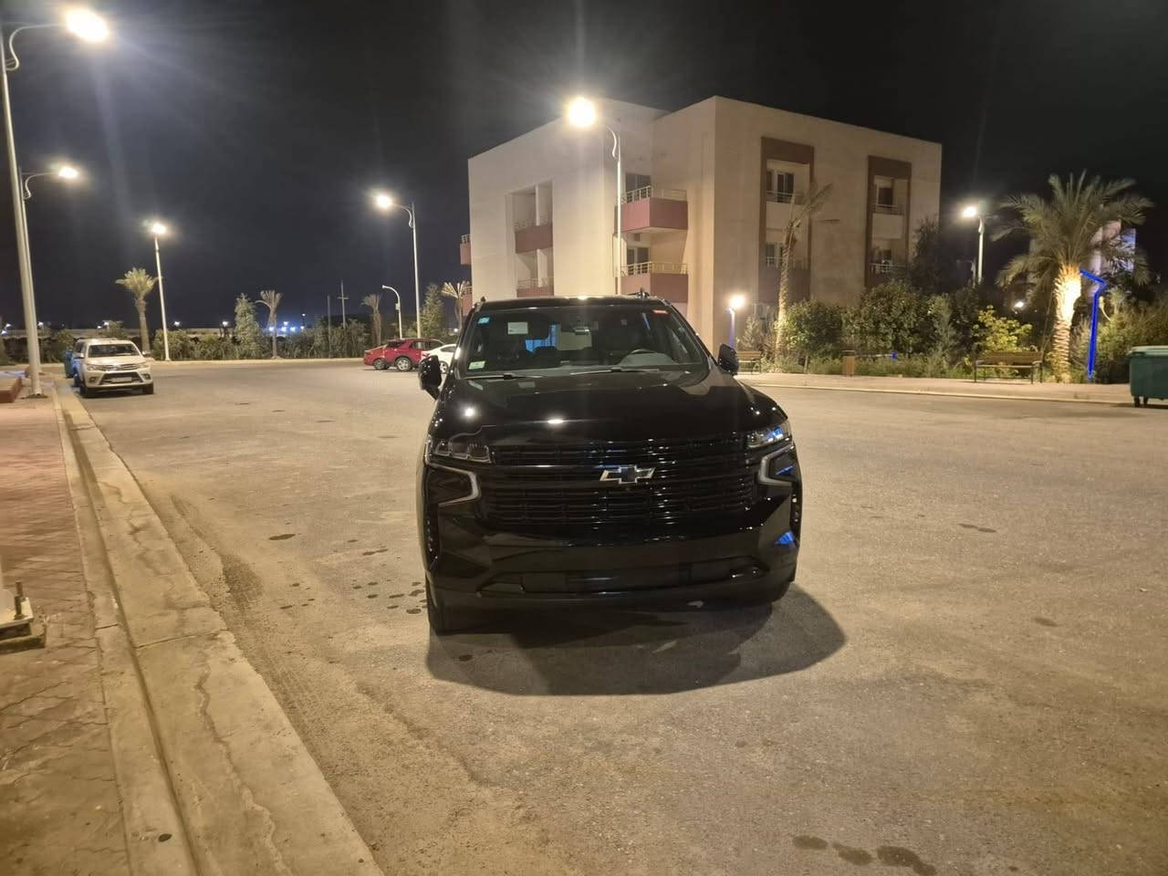 **للبيع شيفروليه تاهو 2024 فئة RST**
أمريكي أصلي مصنع General Motors الولايات المتحدة الأمريكية

تاريخ التصنيع أبريل 2024

رقم الهيكل : 1GNSKRKD3RR232860

---

**المحرك والأداء**

1. محرك V8 سعة 5.3 لتر بقوة 355 حصان وعزم 383 رطل قدم

2. ناقل حركة أوتوماتيك 10 سرعات

3. دفع رباعي 4WD

---

**الشكل الخارجي**

1. لون أسود فحمي بالكامل

2. شبك أمامي أسود مع تفاصيل Black Ice خاصة بفئة RST

3. الويل 22 إنش ألمنيوم بطلاء أسود لامع.

4. مغلفة PPF كاملة مع درع للجامة الأمامية

5. ماشية 31 ألف ميل فقط.

---

**الداخلية**

1. مقاعد جلد أسود بخياطة حمراء خاصة بفئة RST

2. 3 صفوف مقاعد تتسع لـ 9 أشخاص

3. تكييف ثلاثي المناطق

4. مقاعد أمامية كهربائية

5. شاشة لمس 10.25 إنش

6. عداد رقمي 12.3 إنش

7. شاشة HUD على الزجاج الأمامي

8. نظام صوت Bose

9. فتحة سقف بانورامية

10. شحن لاسلكي للجوال

11. Apple CarPlay و Android Auto

12. نقطة واي فاي داخل السيارة

13. منافذ USB متعددة

14. نظام ملاحة GPS

---

**أنظمة الأمان**

1. 10 وسائد هوائية

2. فرملة طوارئ تلقائية مع كشف المشاة

3. تحذير تصادم أمامي

4. مراقبة النقطة العمياء

5. تحذير تغيير المسار مع تصحيح تلقائي

6. كاميرا خلفية

7. حساسات ركن أمامية وخلفية

8. كروز كونترول تكيفي

9. نظام StabiliTrak للثبات الإلكتروني

10. نظام Teen Driver للمراقبة

---

**السعر : 45 الف دولار**

الموقع : النجف

للتواصل : راسل على الخاص
هاتف :***********

سيارة شبه جديدة محافظ عليها بشكل ممتاز، فرصة نادرة ما راح تتكرر

®®®صور الحادث مرفقة®®®
