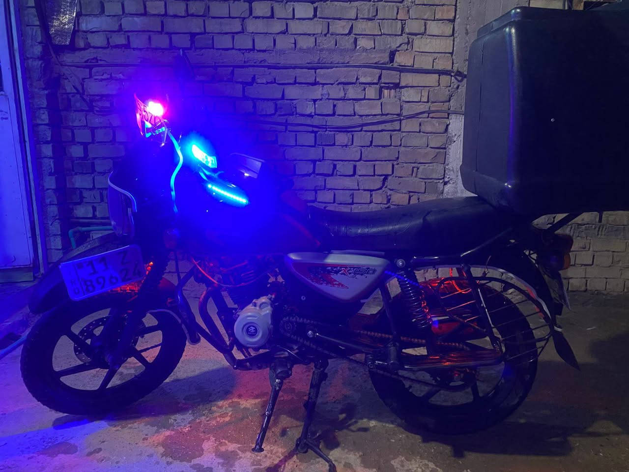 بوكسر للبيع 
موديل 23 مرقم سنويه بأسمي 
مجفتة مره وحده فقط وخير من الله ماموكفتني 
ناقصها ترتيبات بسيطة سعرها 1900 مليون وتسعميه وبيها مجال 
مكاني بغداد حي جهاد
*********** واتساب
